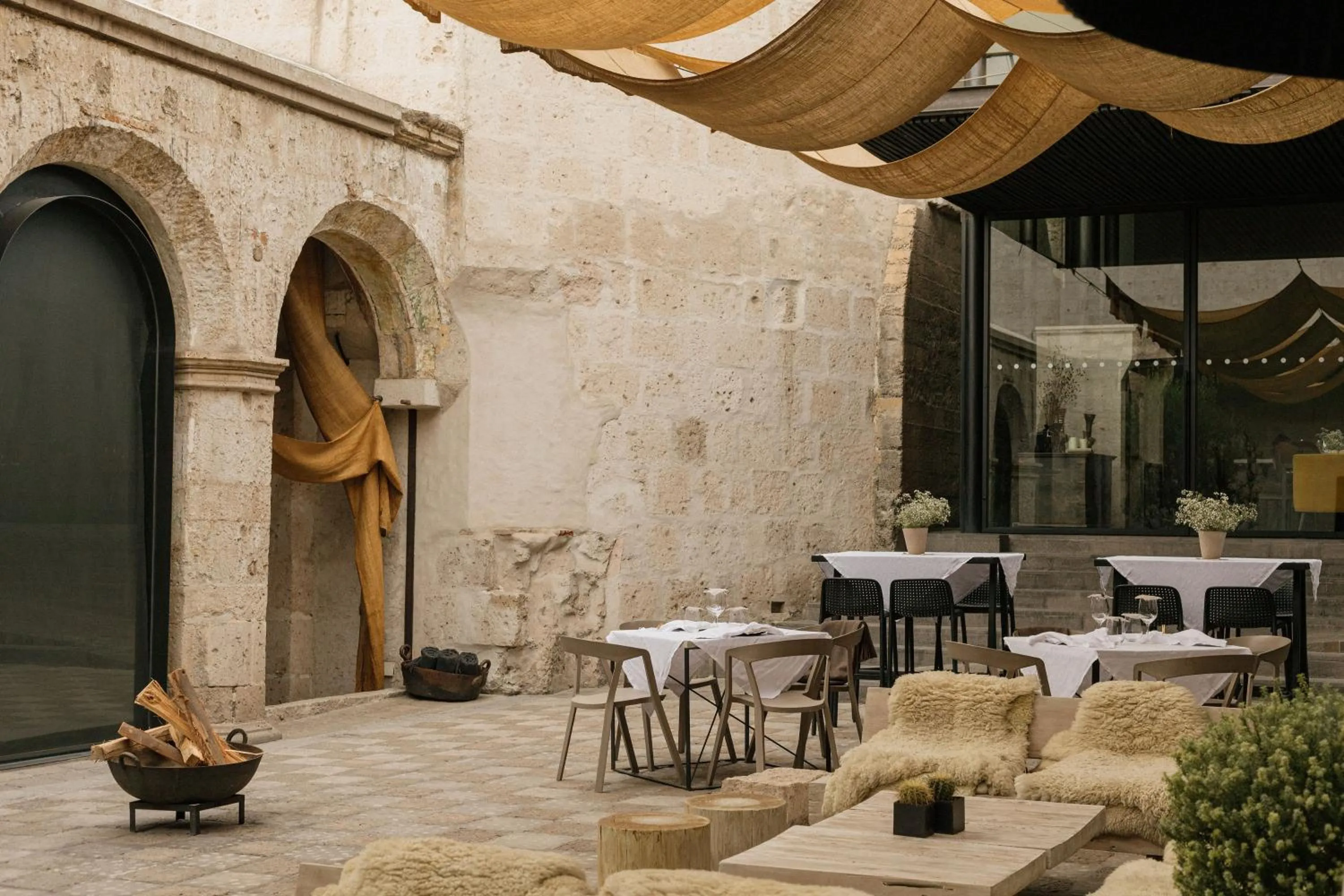 Patio in CIRQA - Relais & Châteaux