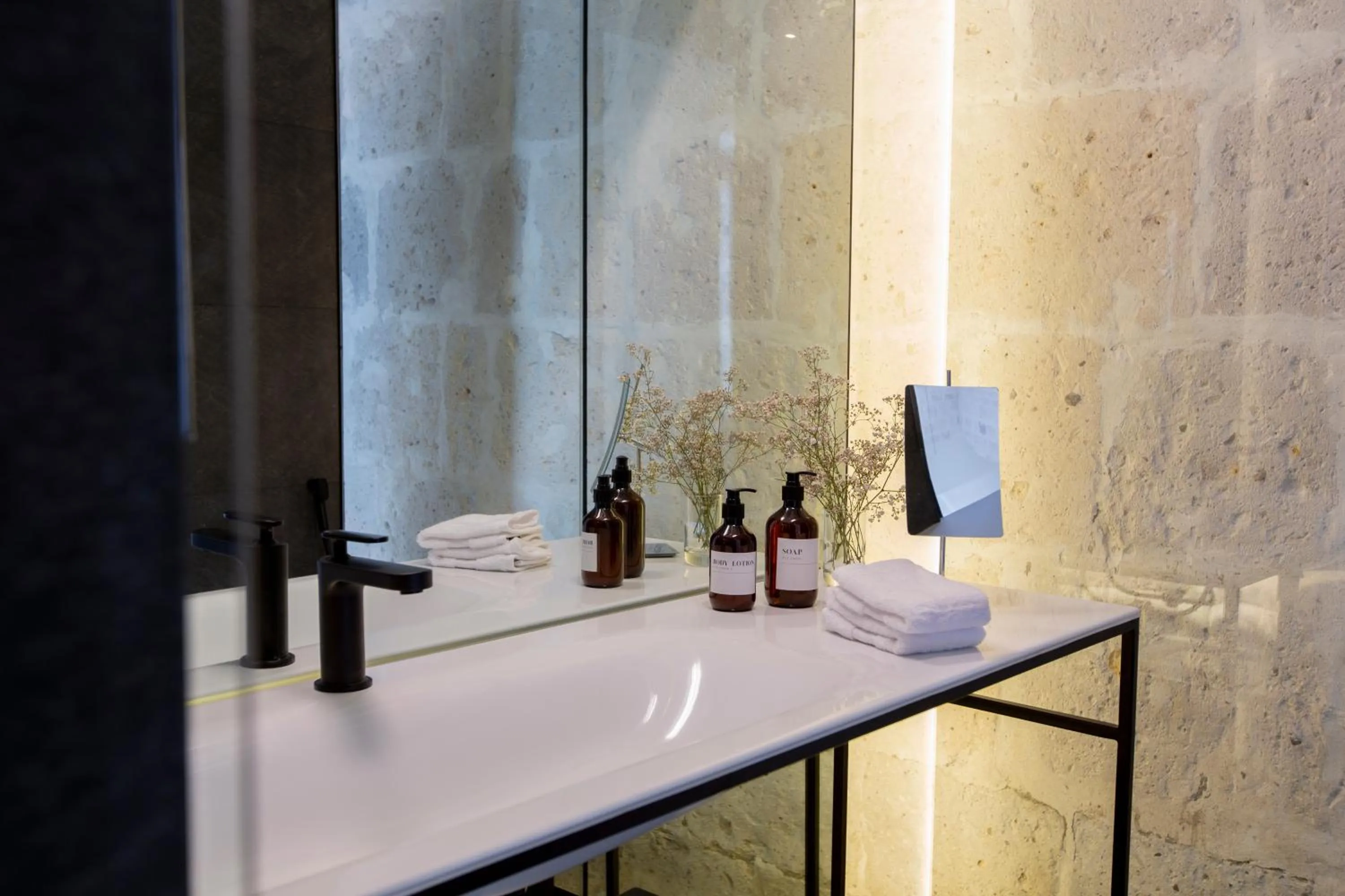 Bathroom in CIRQA - Relais & Châteaux