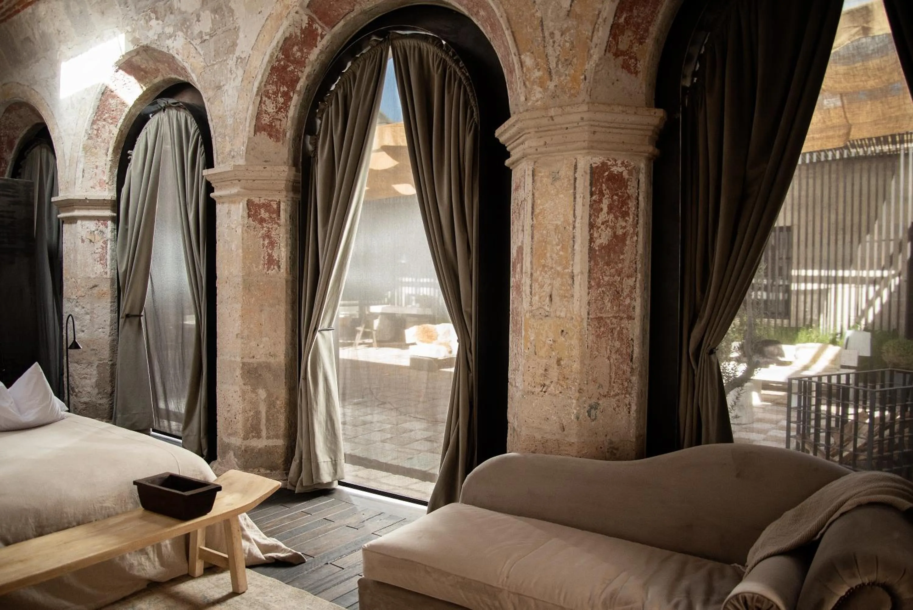 Bed in CIRQA - Relais & Châteaux