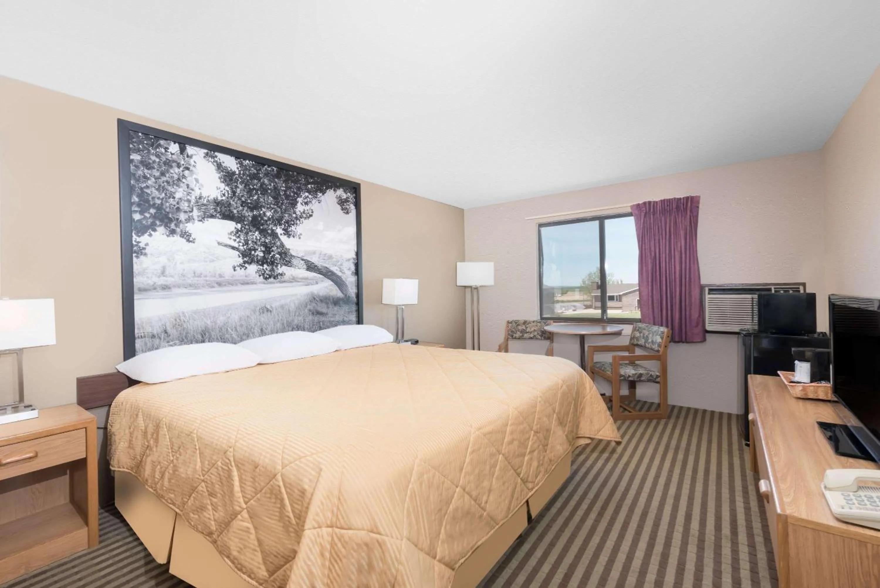 On site, Bed in Super 8 by Wyndham Bowman