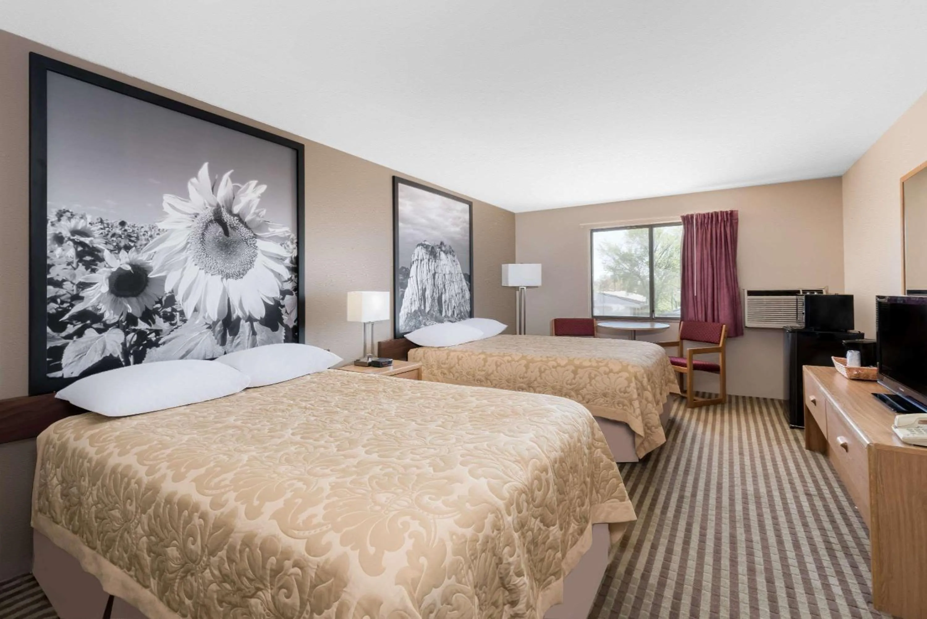 On site, Bed in Super 8 by Wyndham Bowman