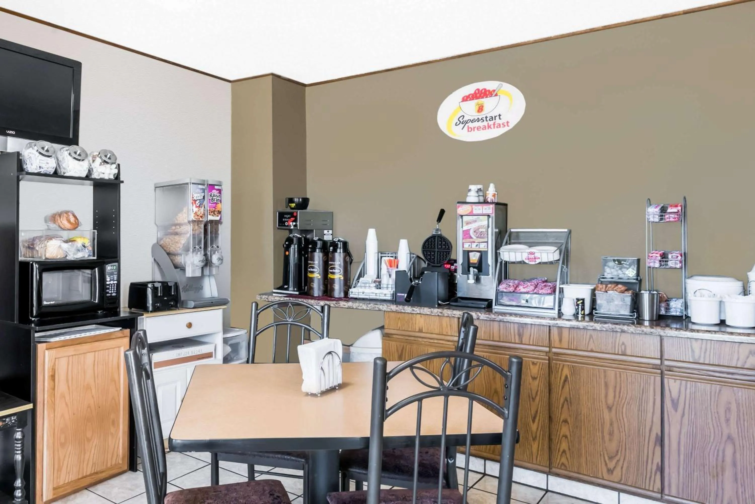 Restaurant/places to eat in Super 8 by Wyndham Bowman