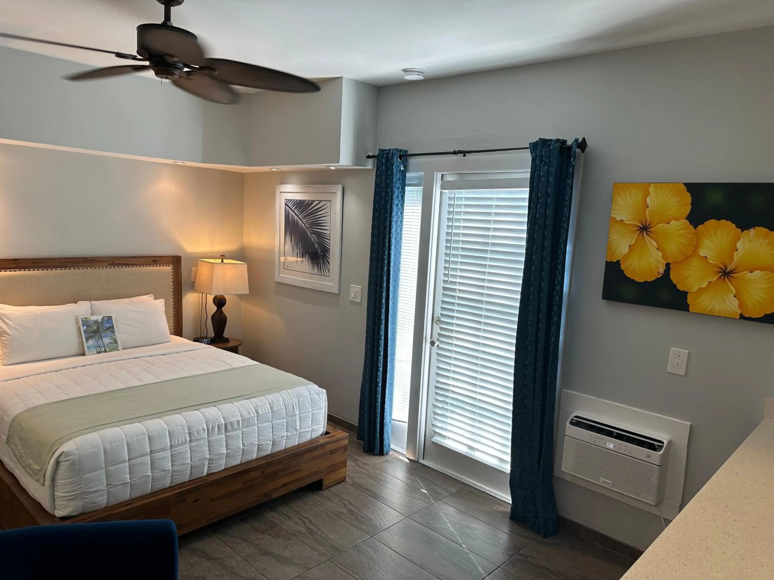 Bedroom, Bed in Douglas House