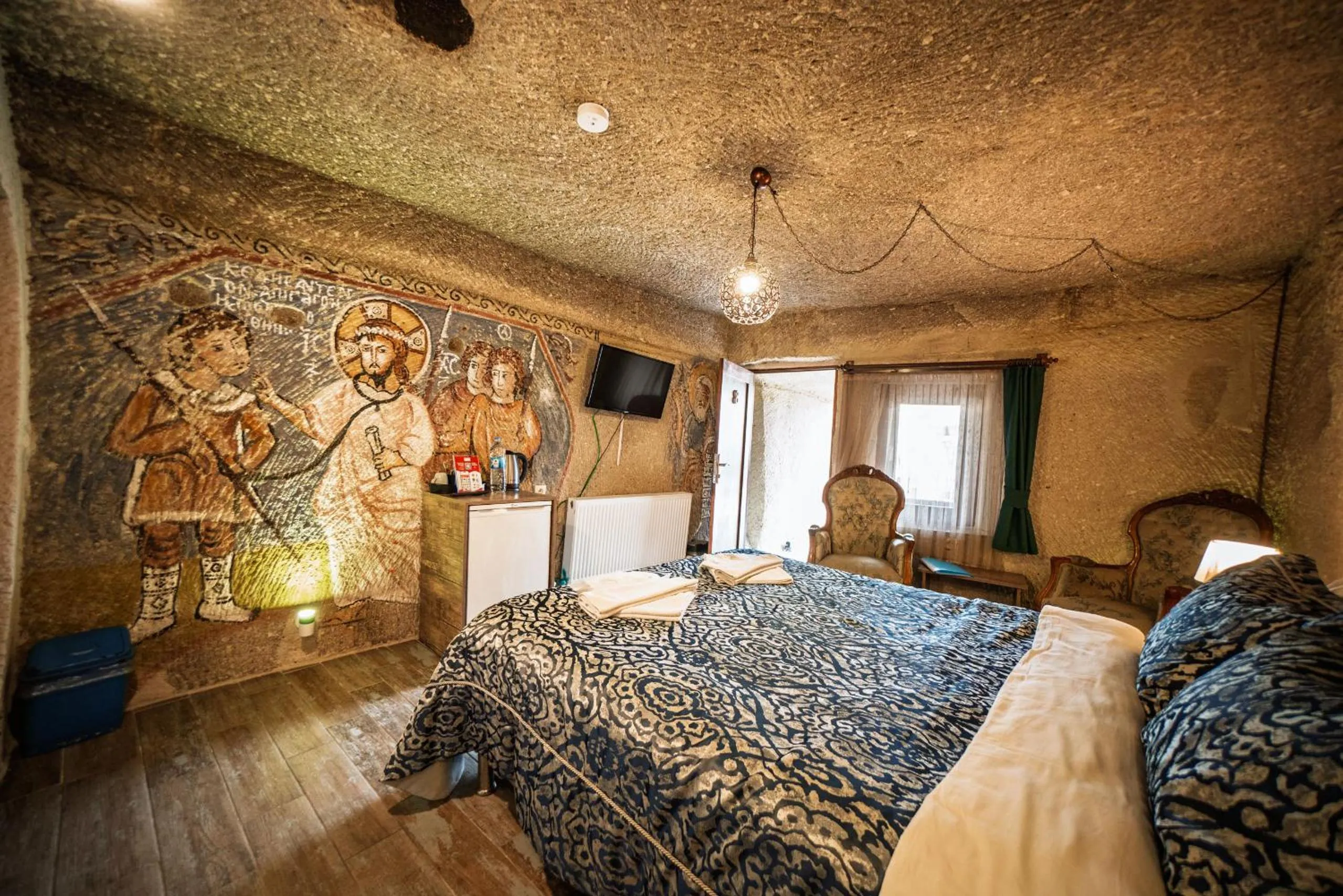 Communal lounge/ TV room, Bed in Adelya Cave Hotel