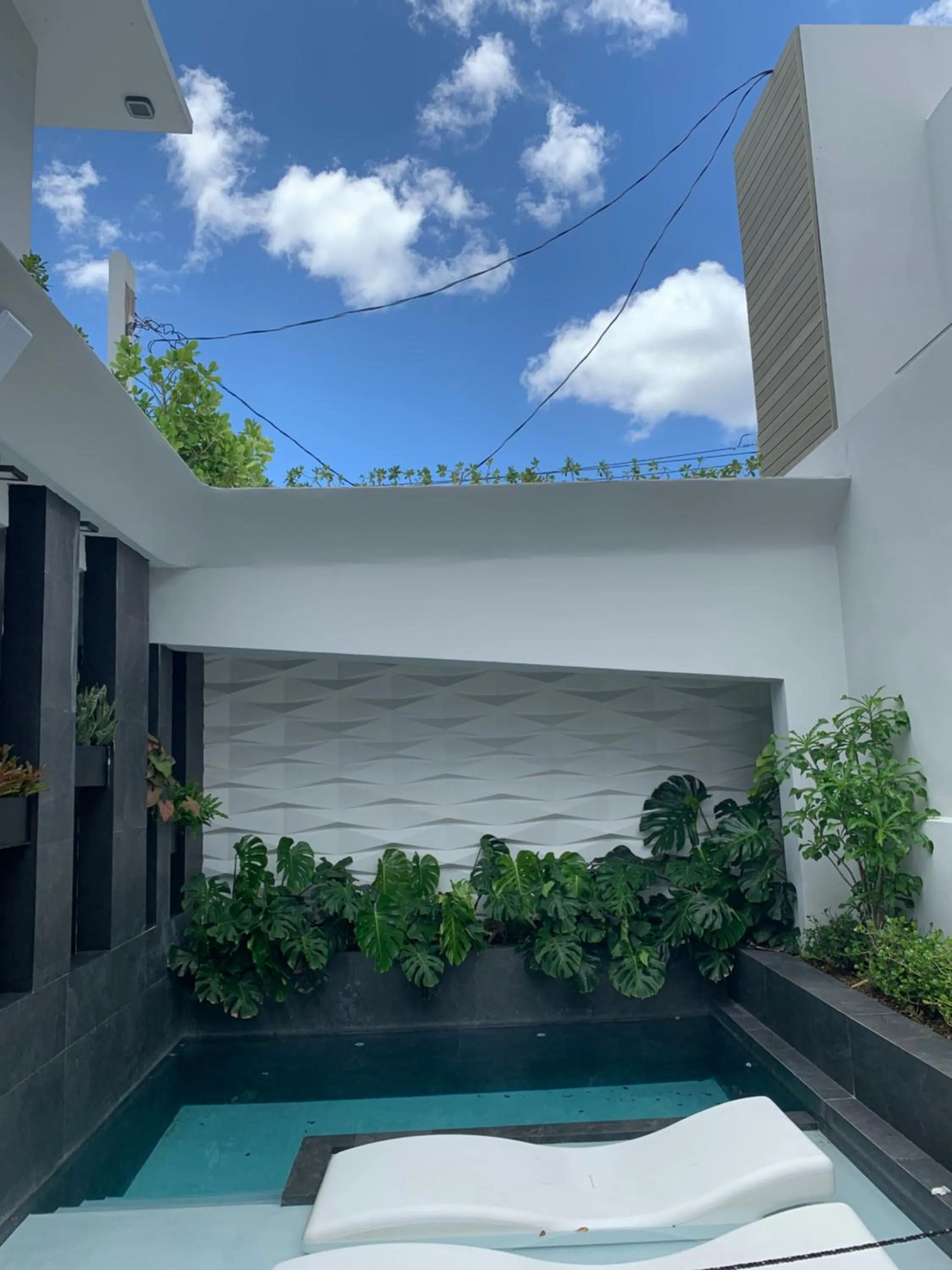 Swimming pool in Trópica Beach Hotel