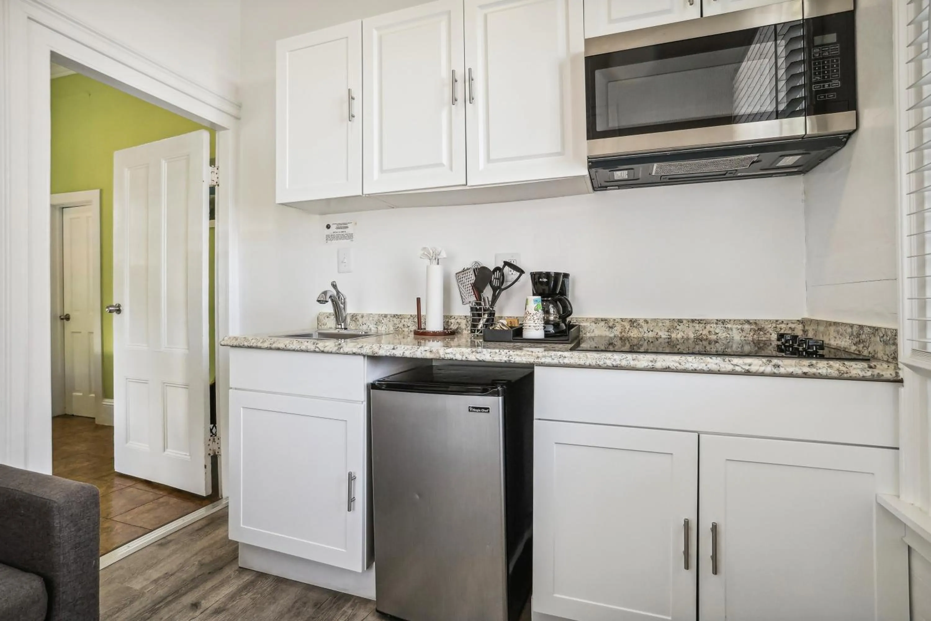 Kitchen or kitchenette in The Palms Hotel