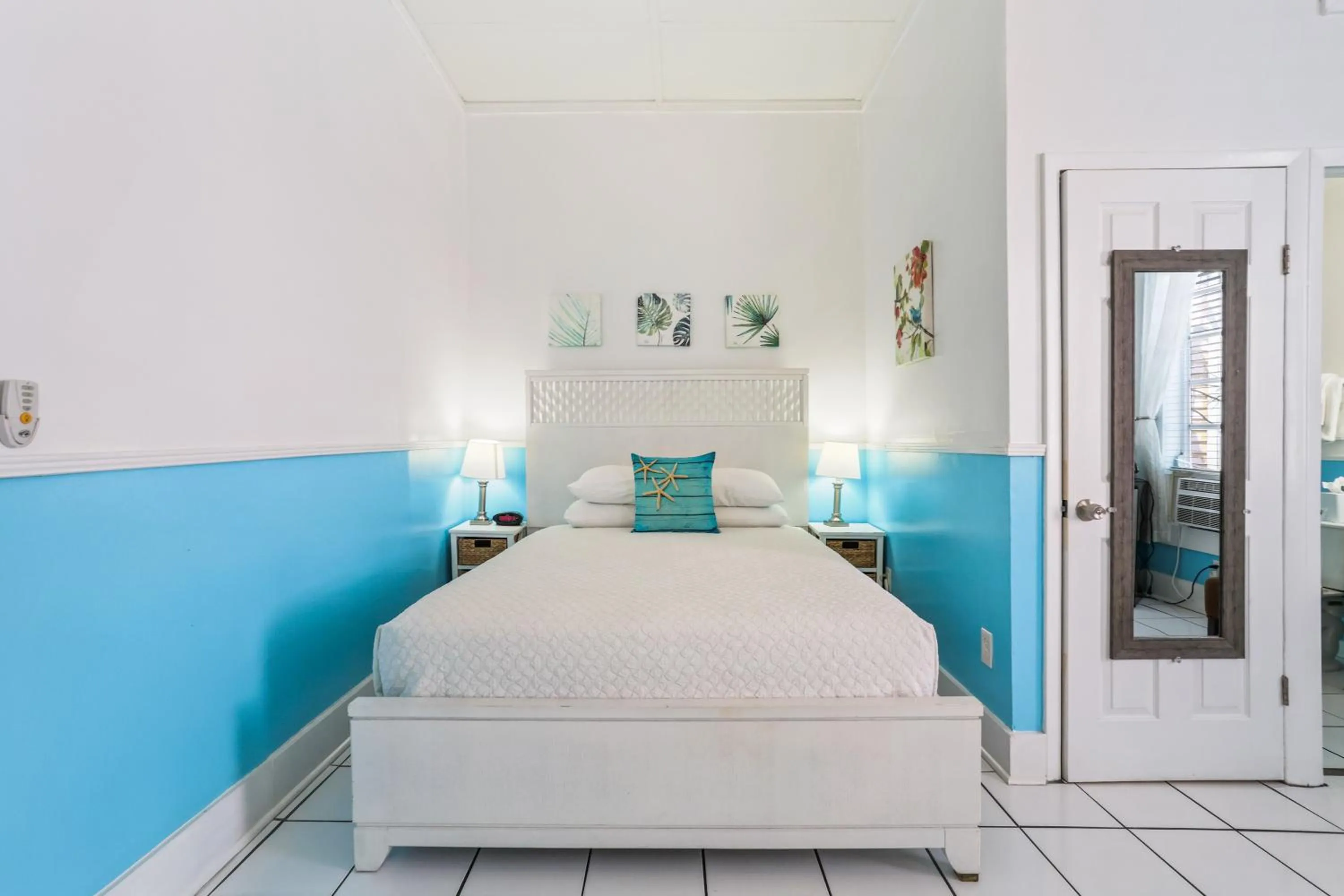 Photo of the whole room, Bed in The Palms Hotel