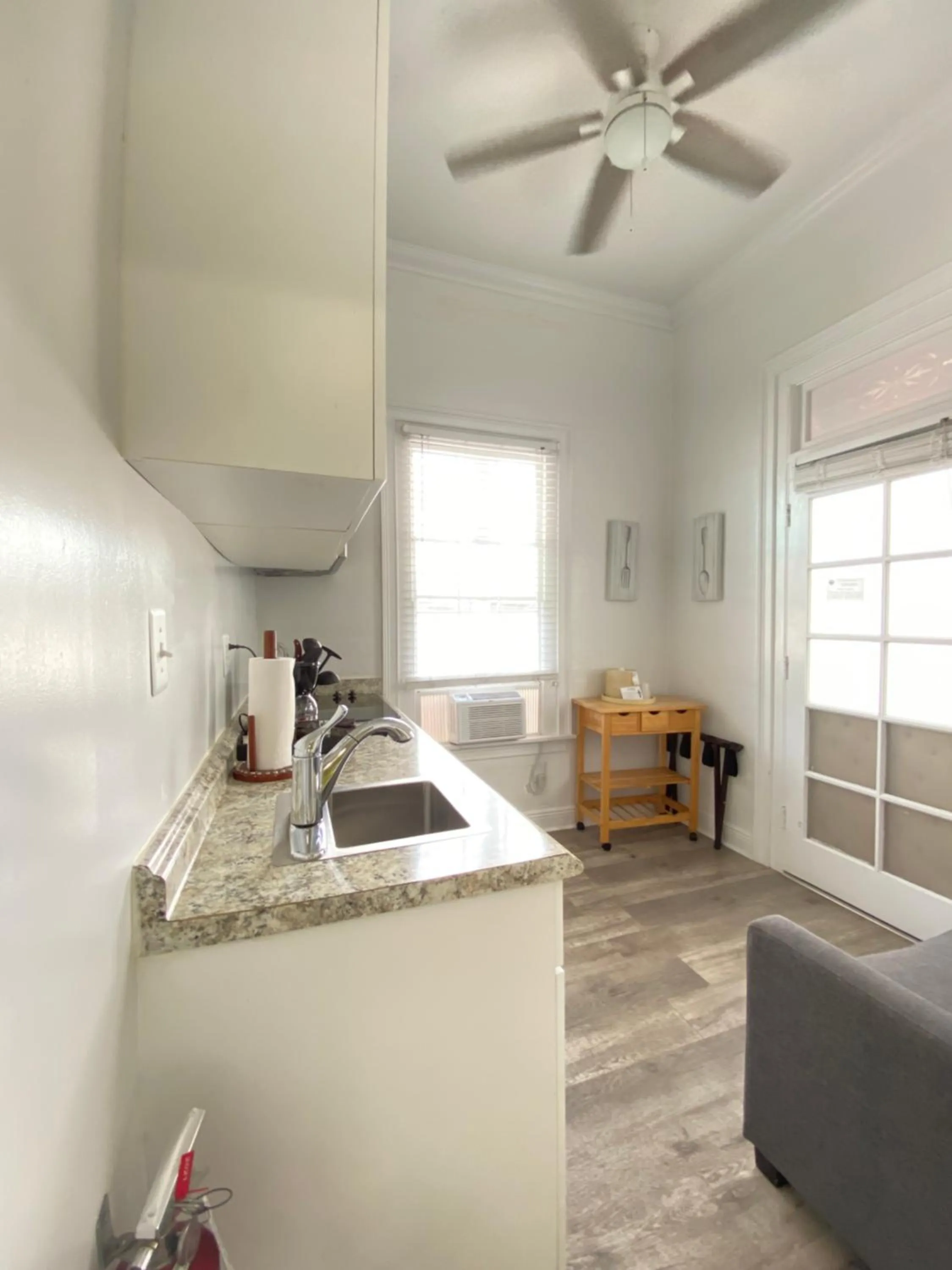 Kitchen or kitchenette in The Palms Hotel