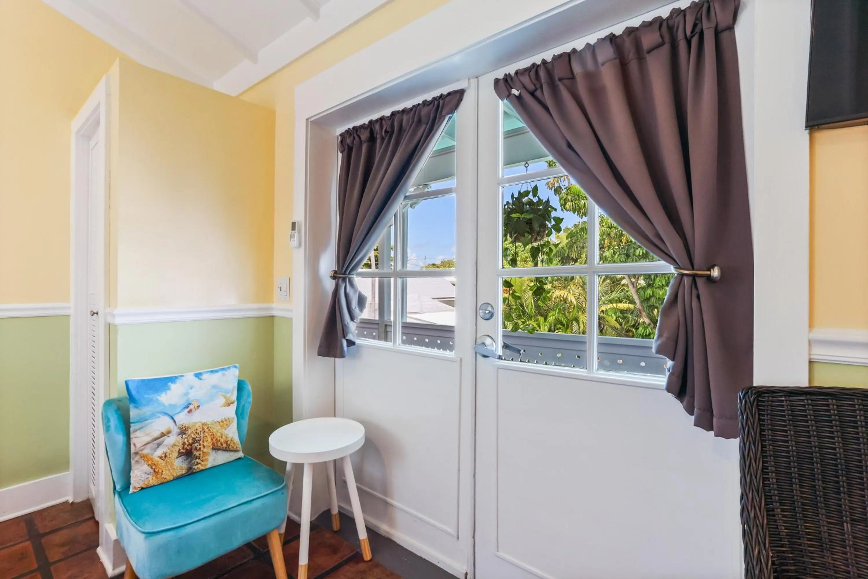 Seating area, Bed in The Palms Hotel