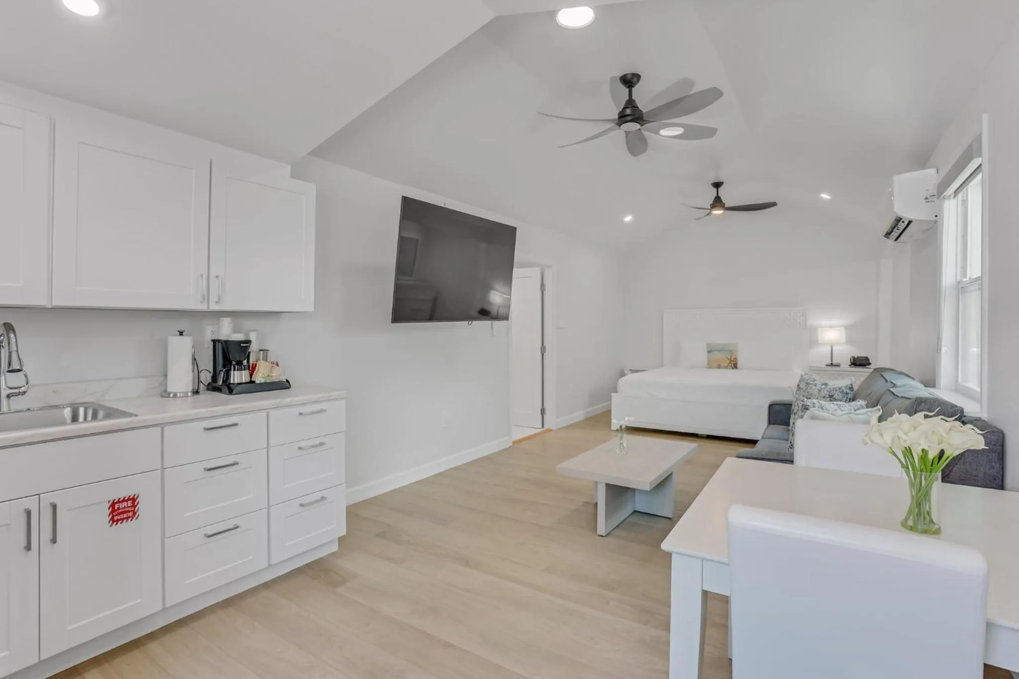 Photo of the whole room in The Palms Hotel