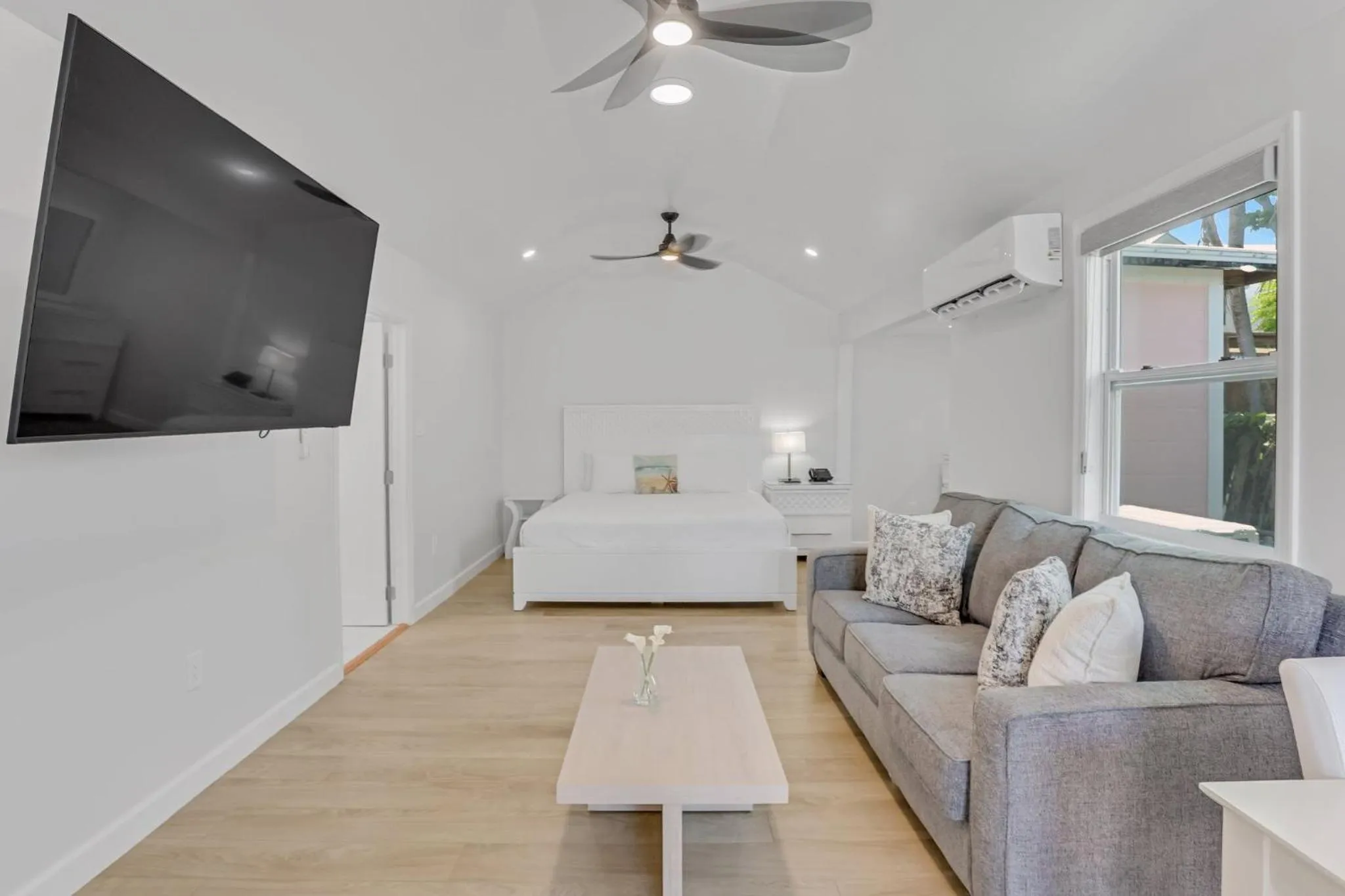 Bedroom in The Palms Hotel