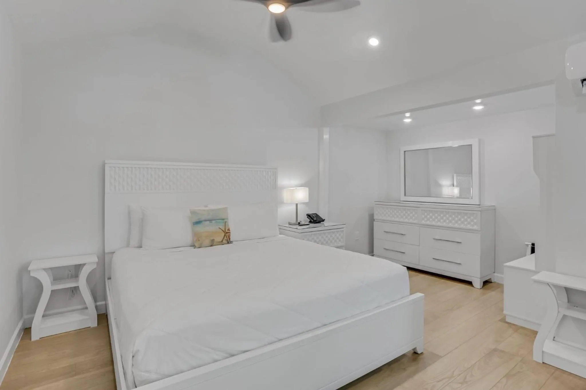 Bedroom, Bed in The Palms Hotel