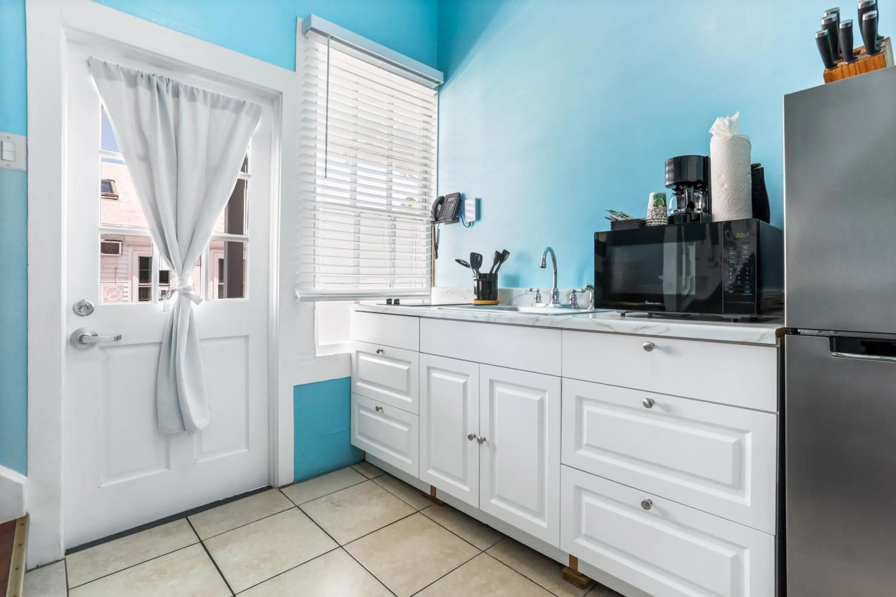 Kitchen or kitchenette in The Palms Hotel