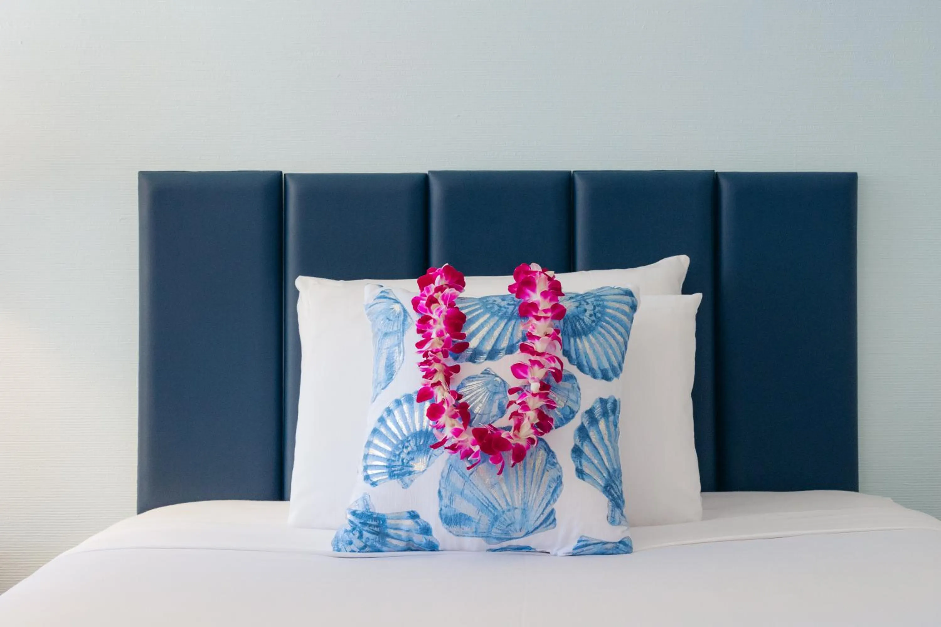 Bed in Waikiki Heritage Hotel