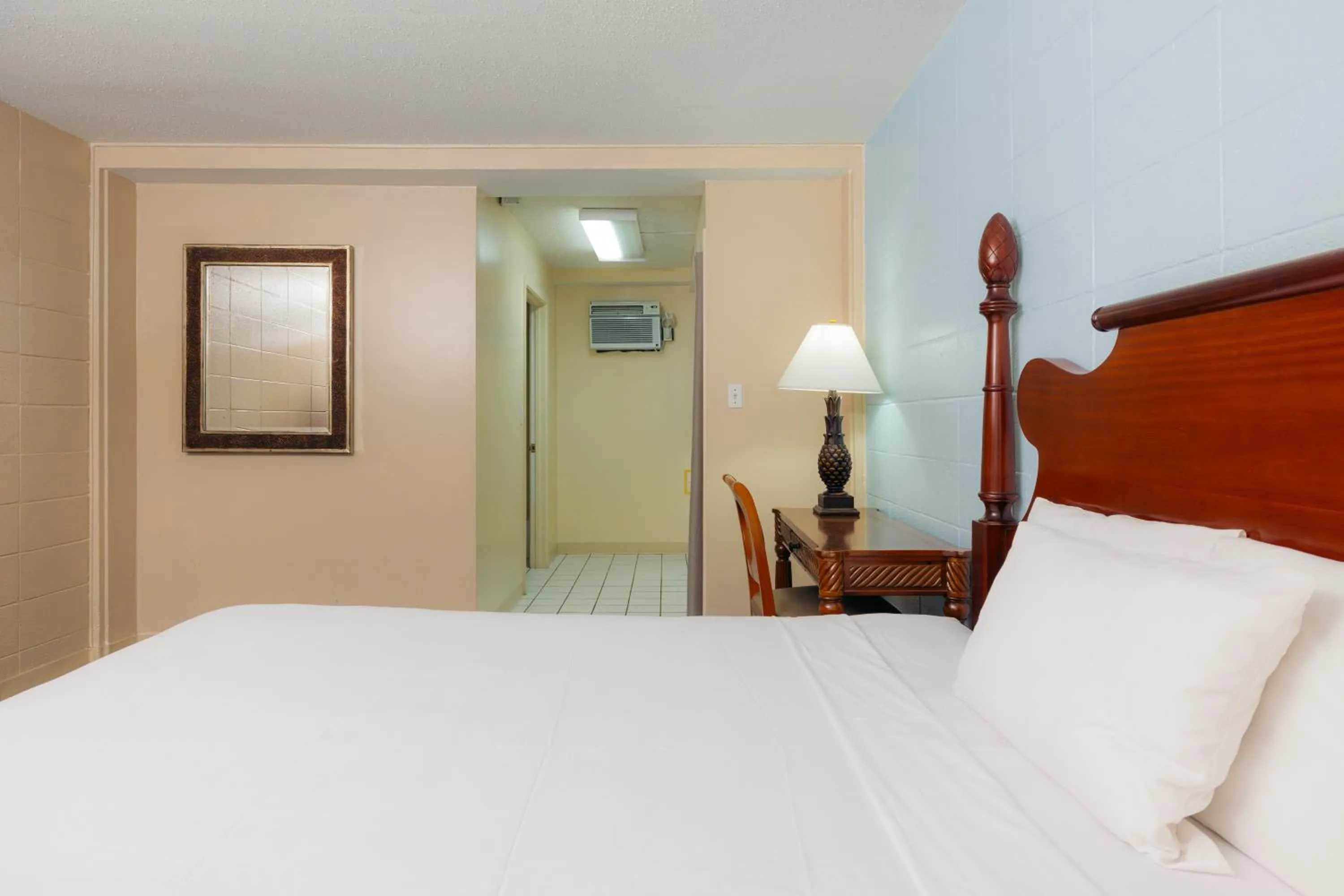 Bed in Waikiki Heritage Hotel