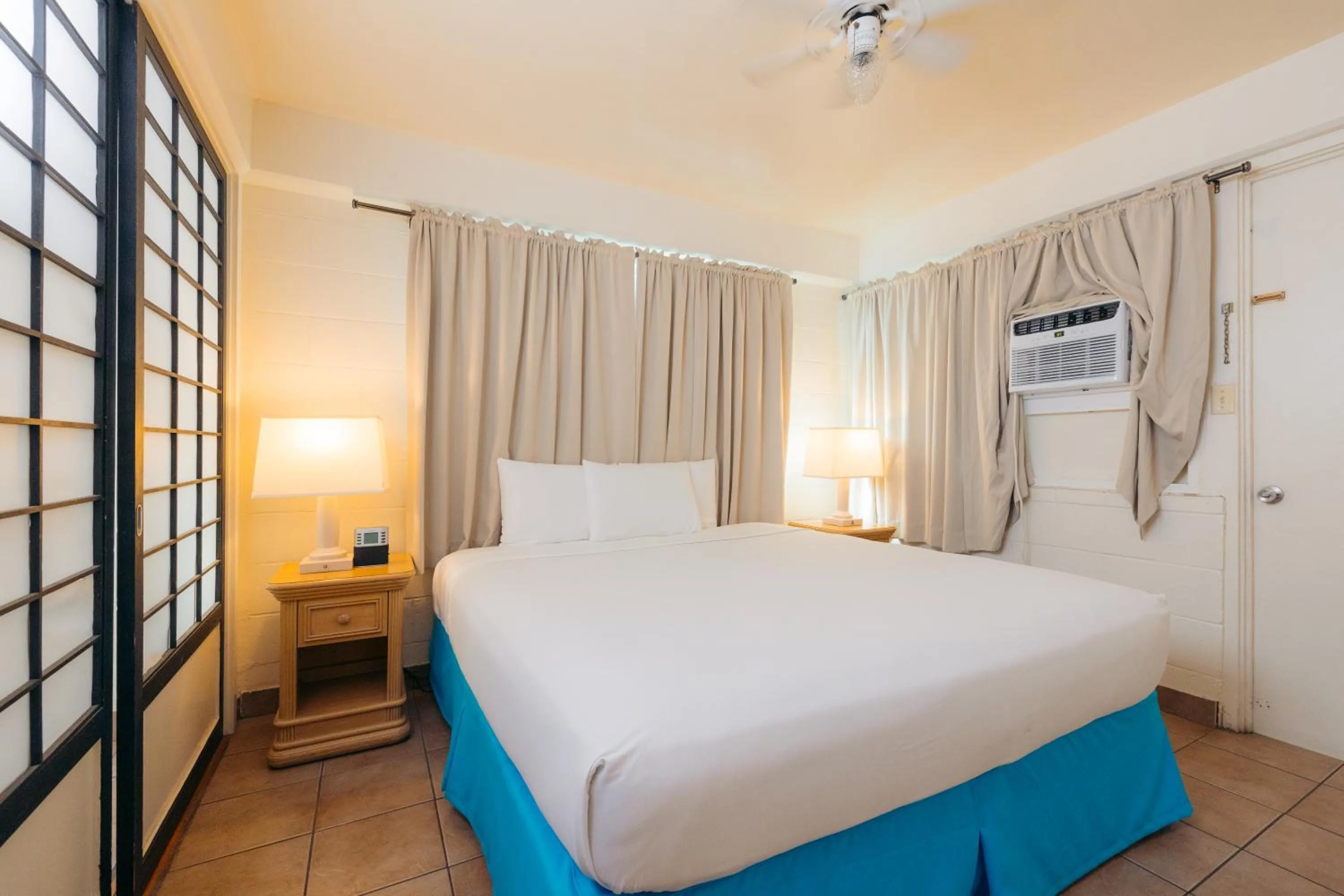 Bed in Waikiki Heritage Hotel