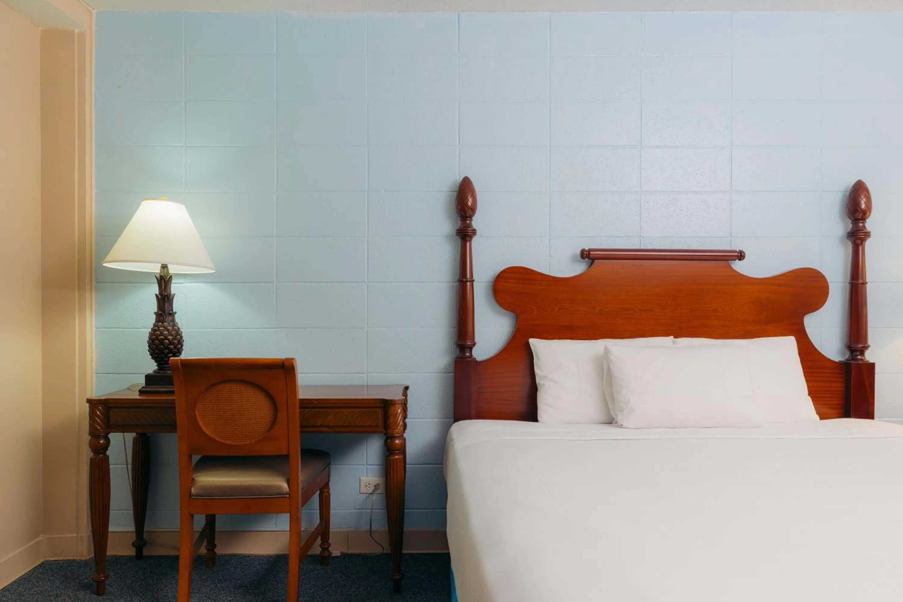 Bed in Waikiki Heritage Hotel