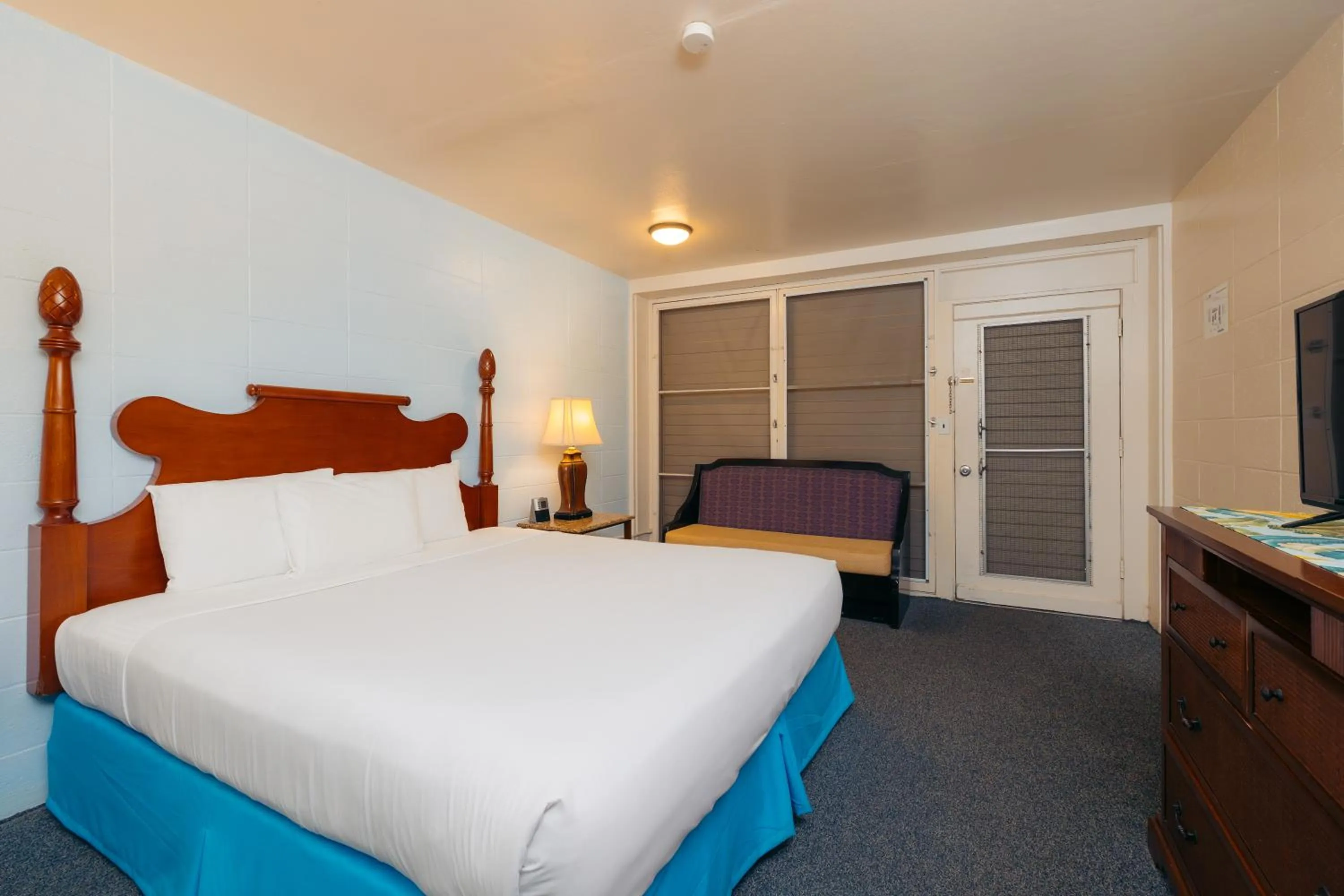 Bed in Waikiki Heritage Hotel