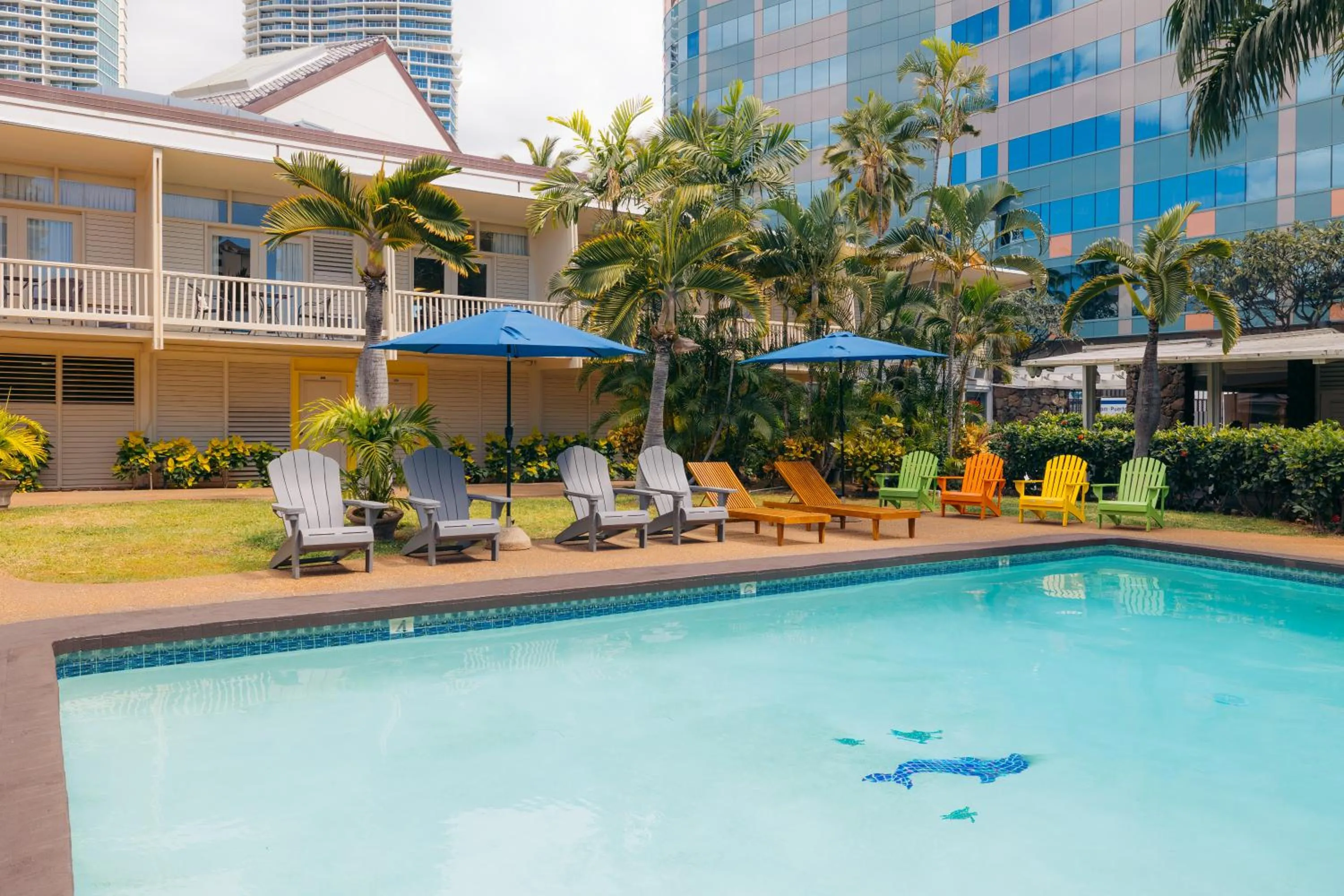 Swimming pool in Waikiki Heritage Hotel