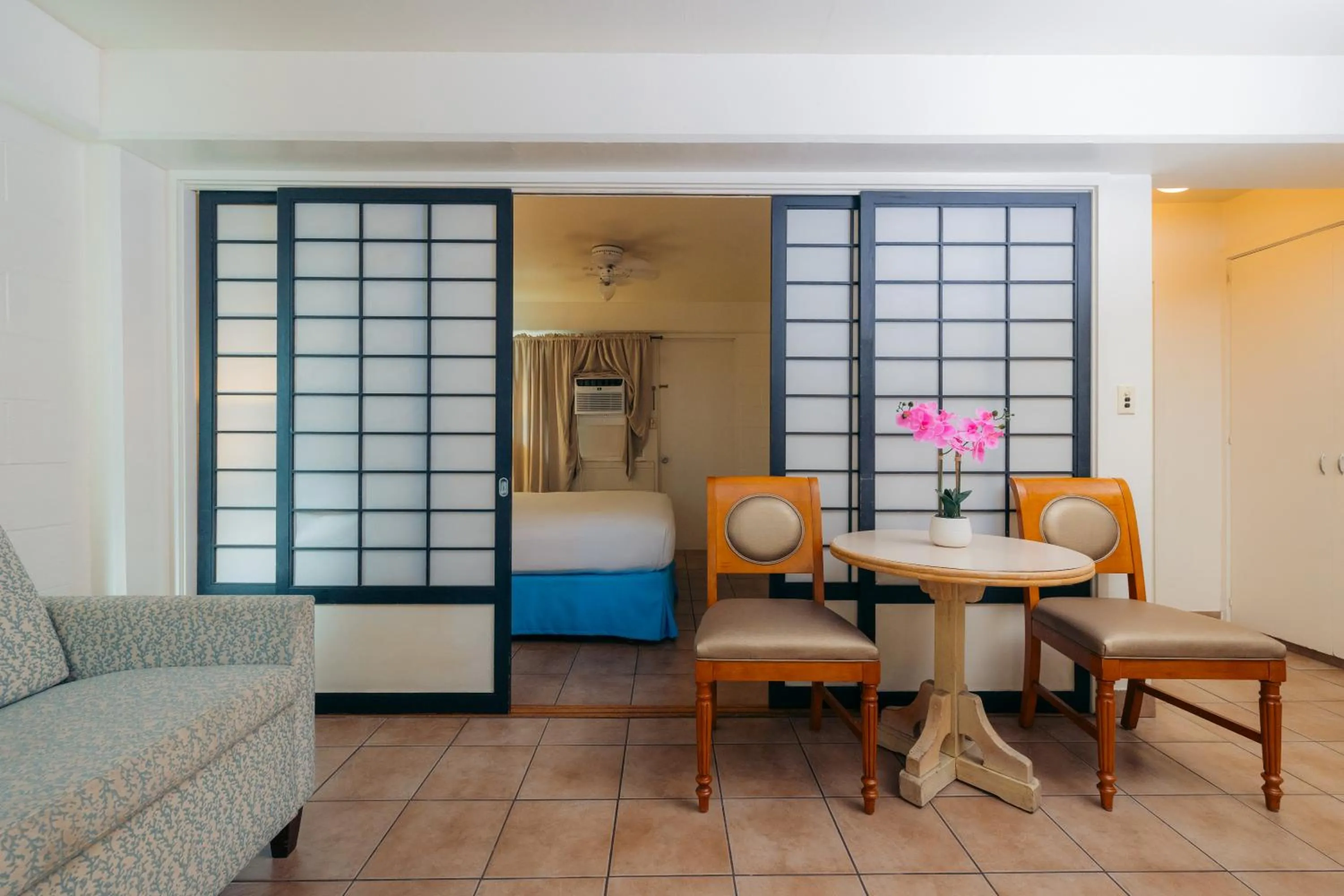 Living room in Waikiki Heritage Hotel