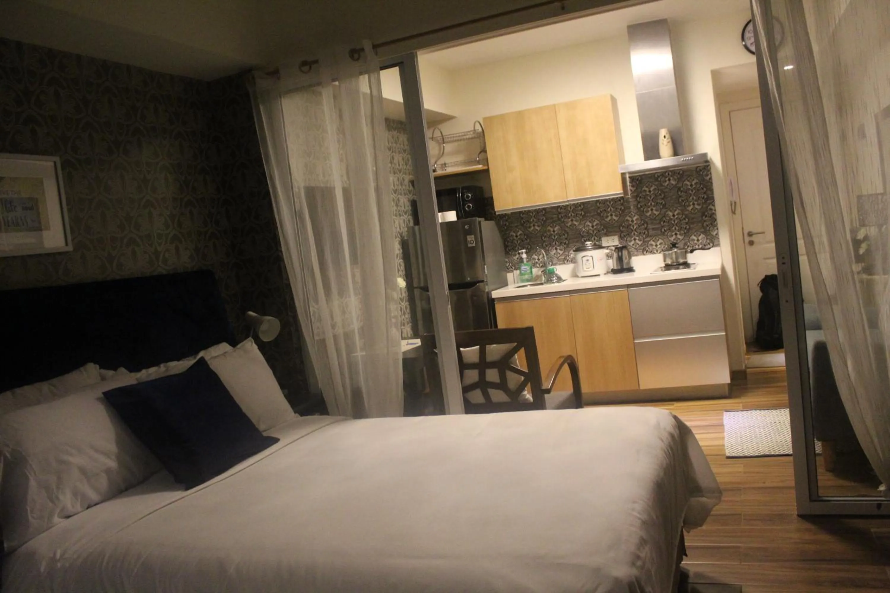 Bed in AZURE C4 BEACHPOOL balcony wifi MULTIPLE UNITS