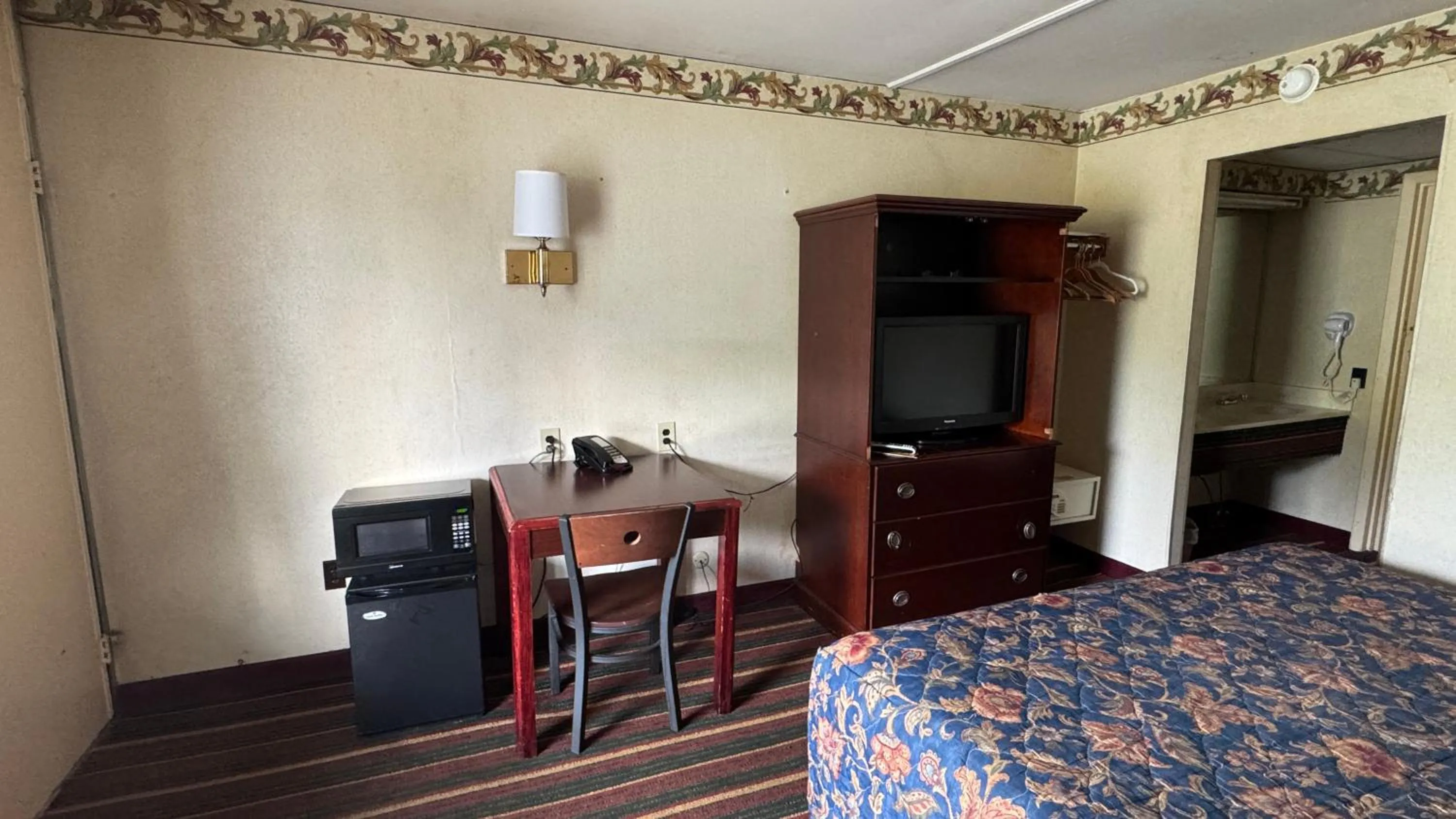 TV and multimedia, Bed in Rodeway Inn Dunmore
