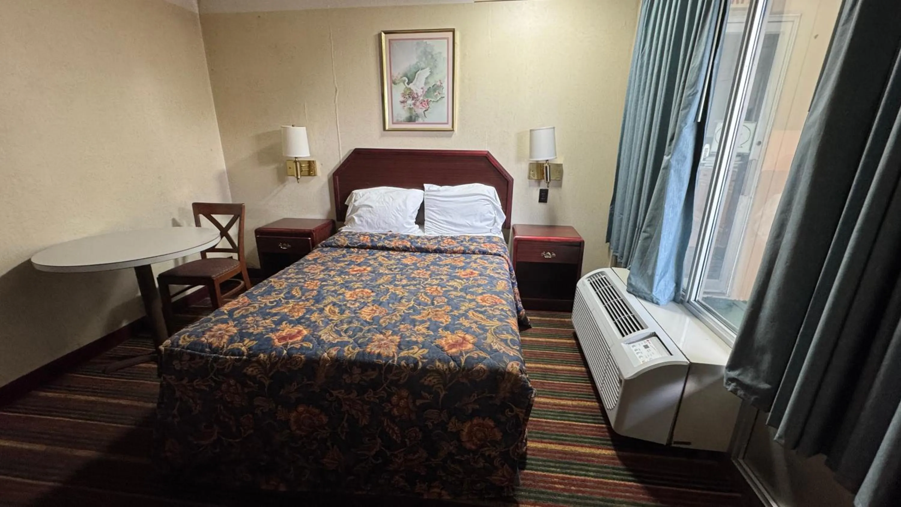 Bedroom, Bed in Rodeway Inn Dunmore