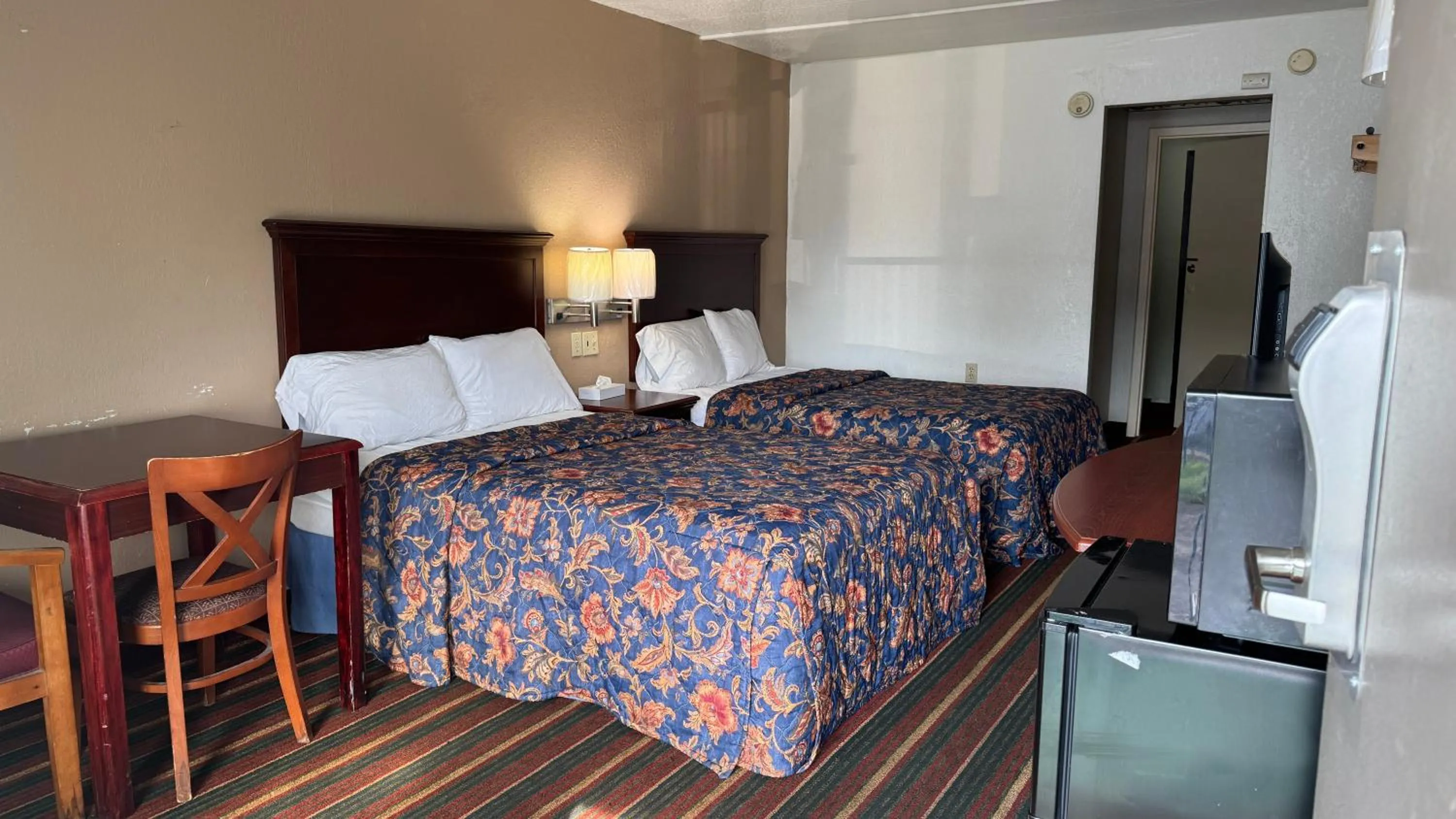 Bedroom, Bed in Rodeway Inn Dunmore