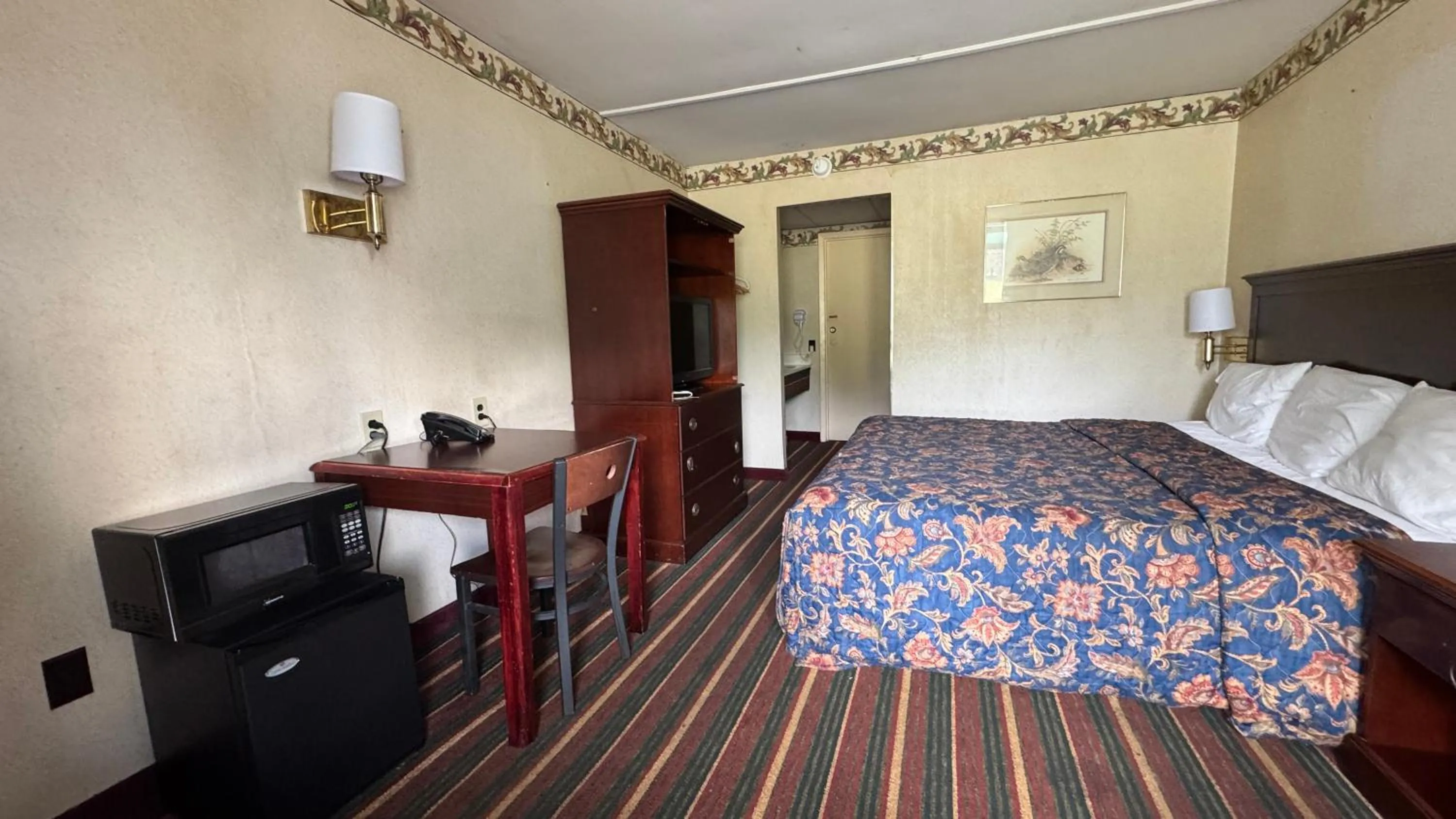 Bedroom, Bed in Rodeway Inn Dunmore