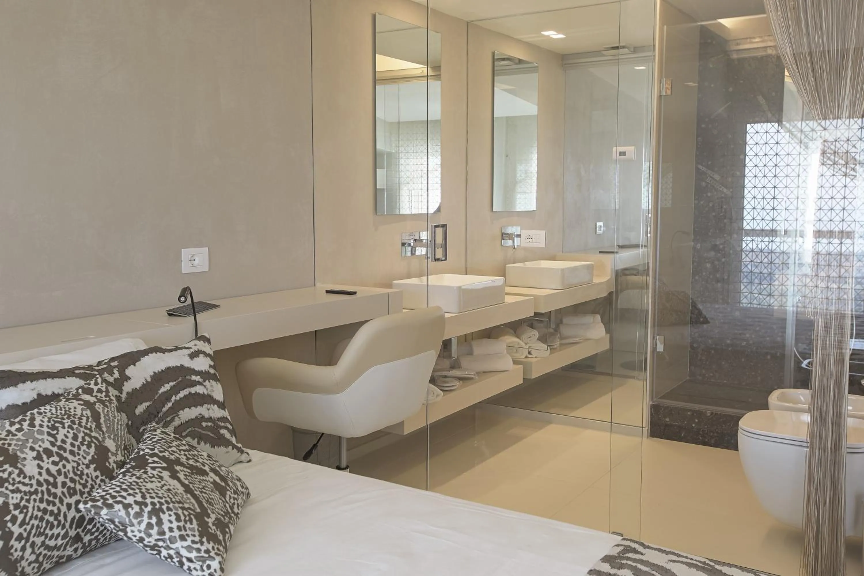 Photo of the whole room in Hedoné Design Experience B&B