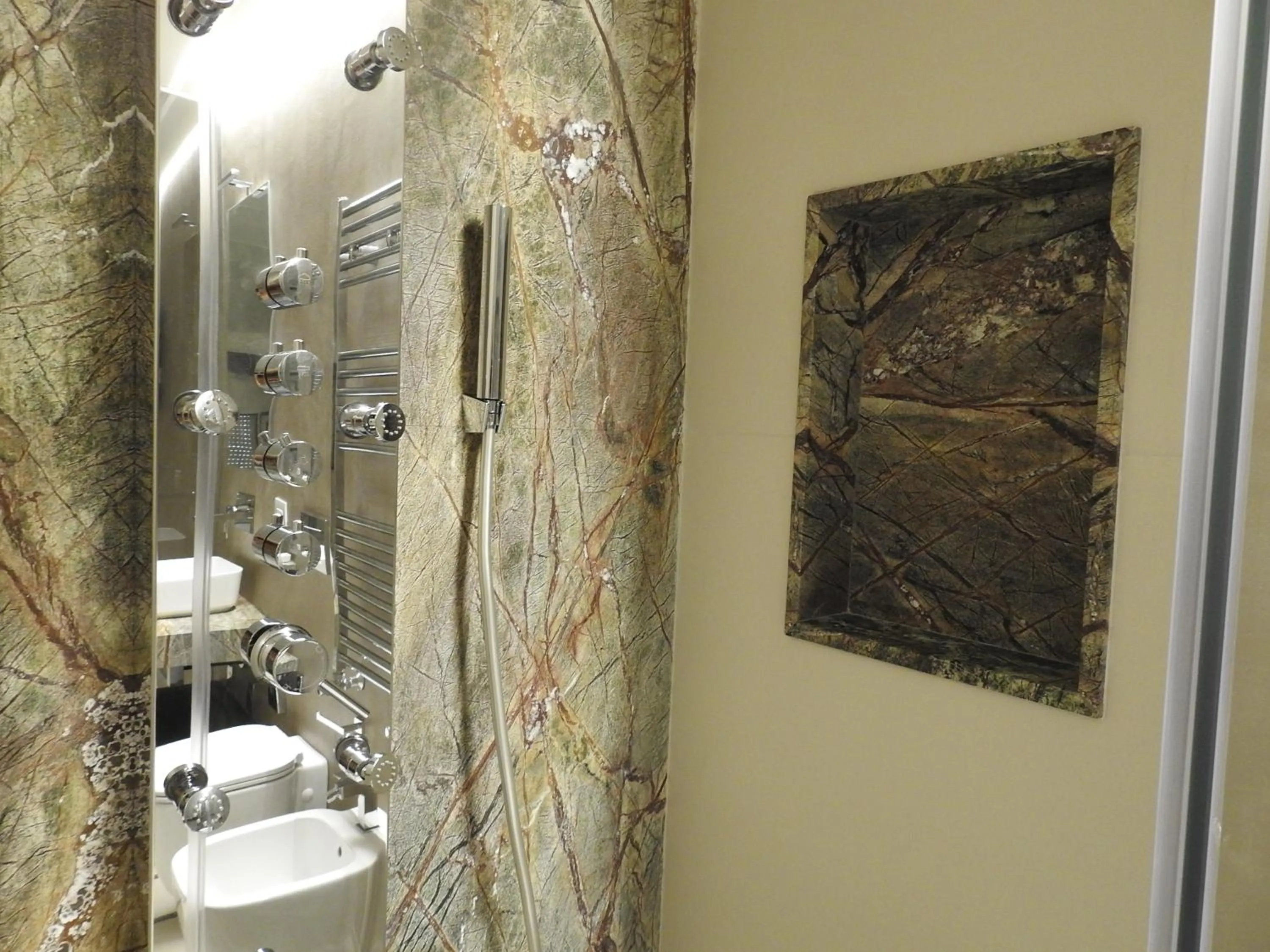 Shower in Hedoné Design Experience B&B