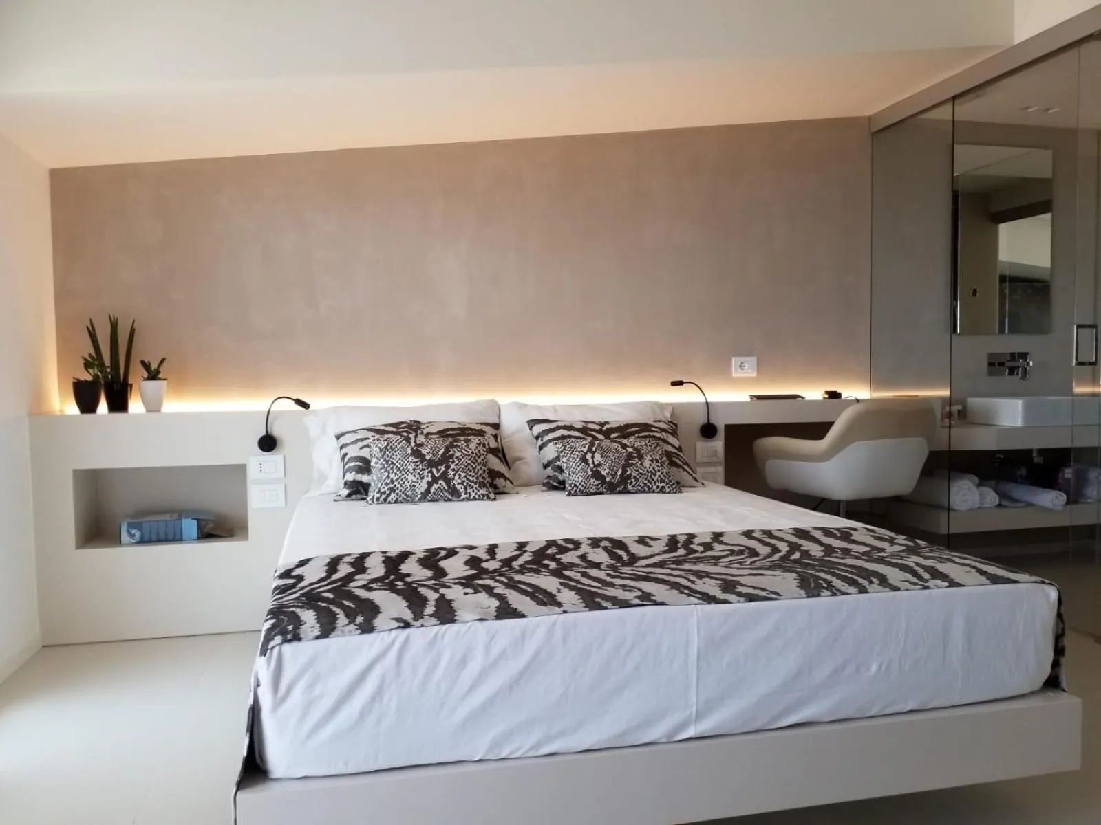 Bedroom, Bed in Hedoné Design Experience B&B