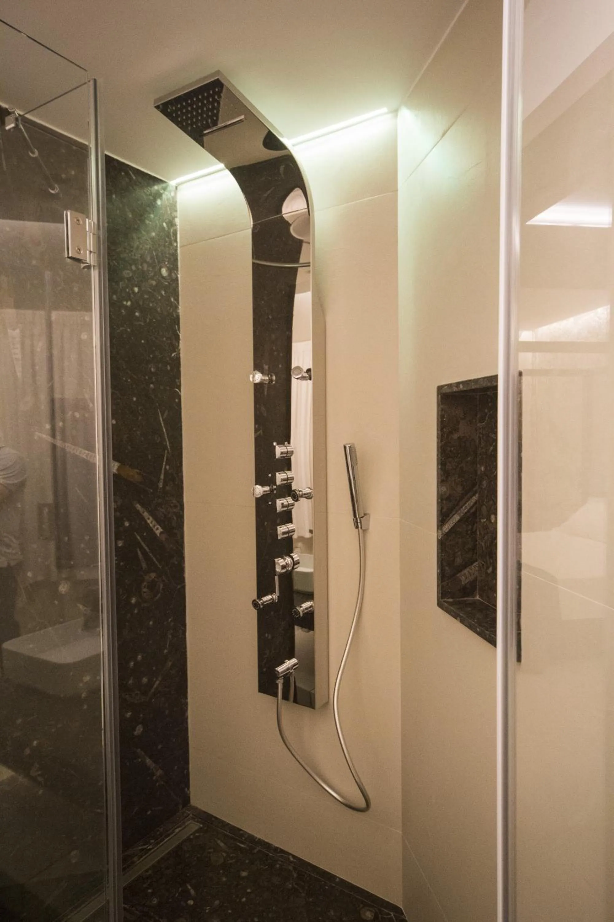 Shower in Hedoné Design Experience B&B