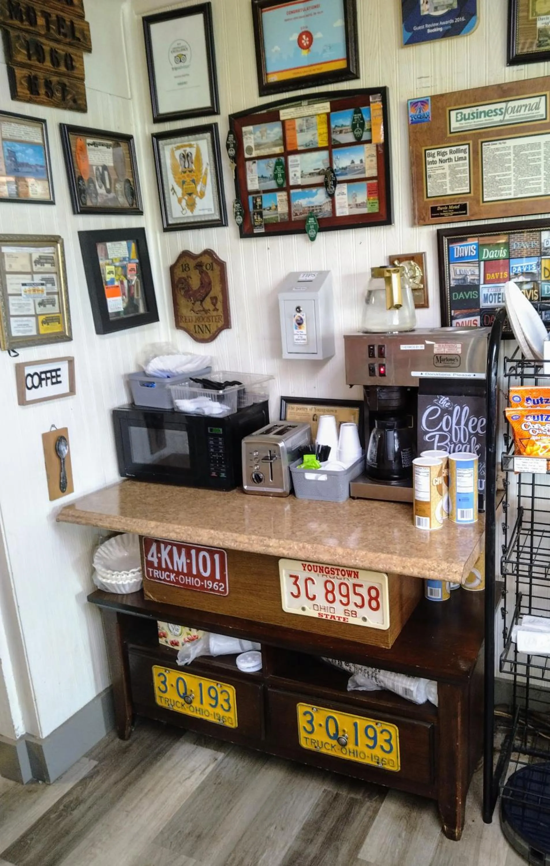 Coffee/tea facilities in Davis Motel