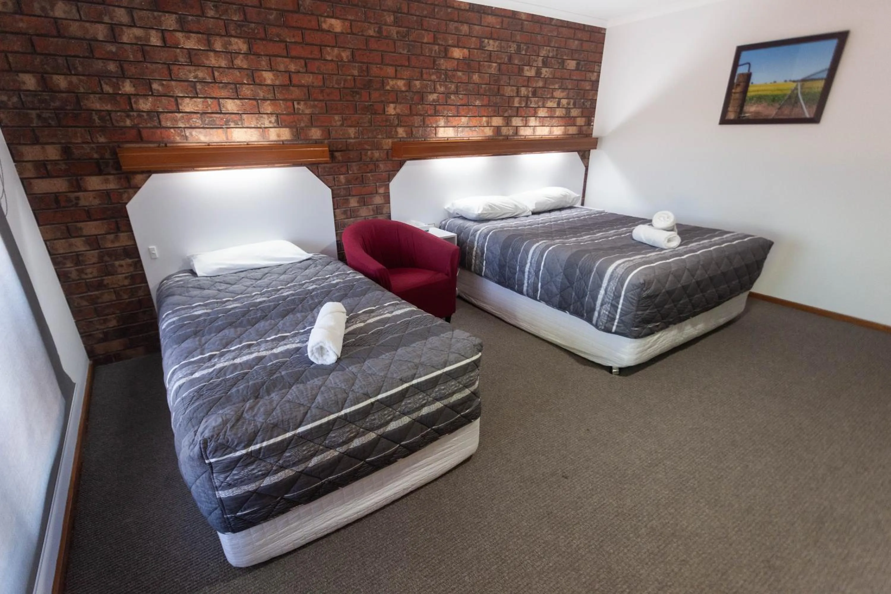 Photo of the whole room, Bed in Donald Motor Lodge