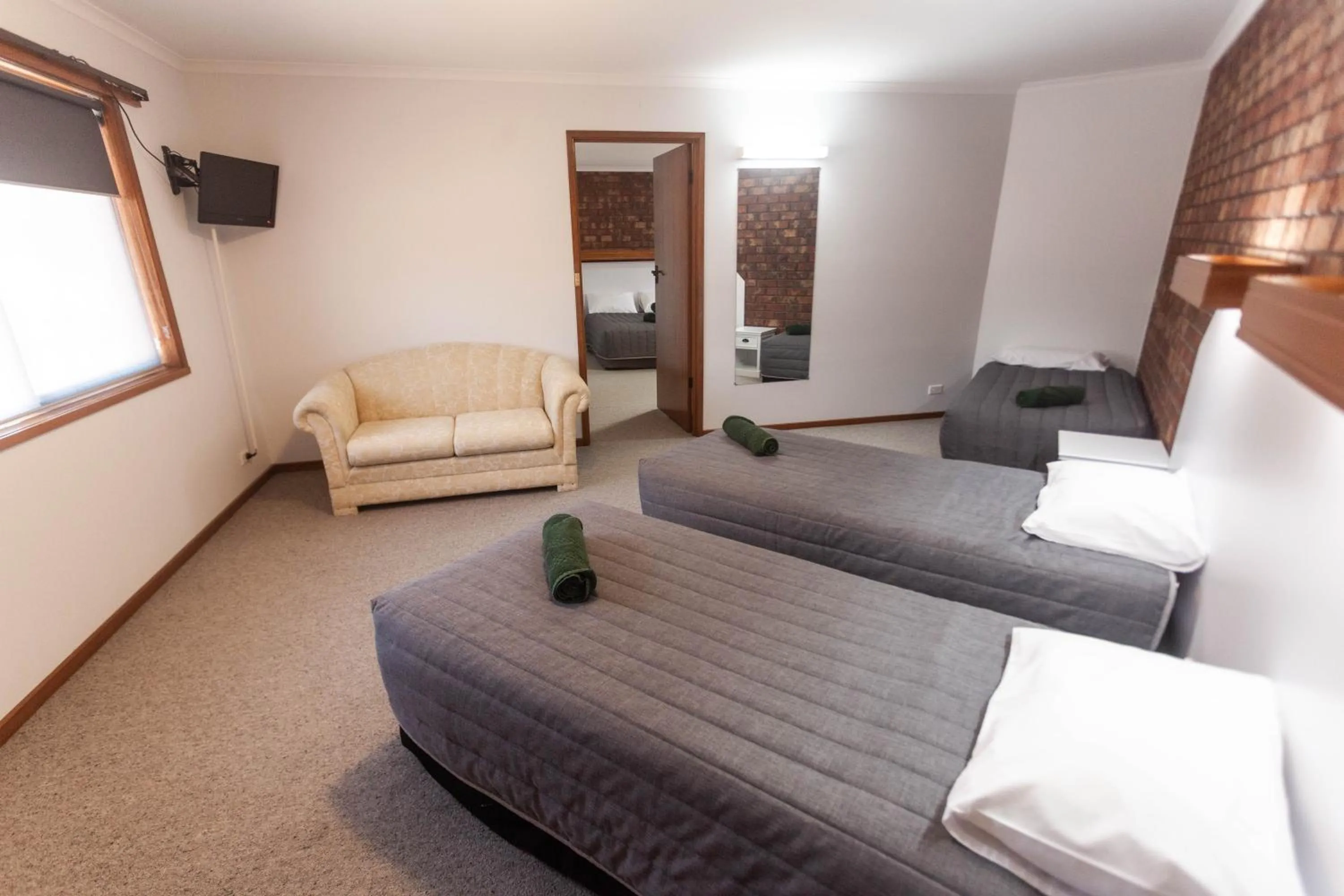 Bedroom, Bed in Donald Motor Lodge