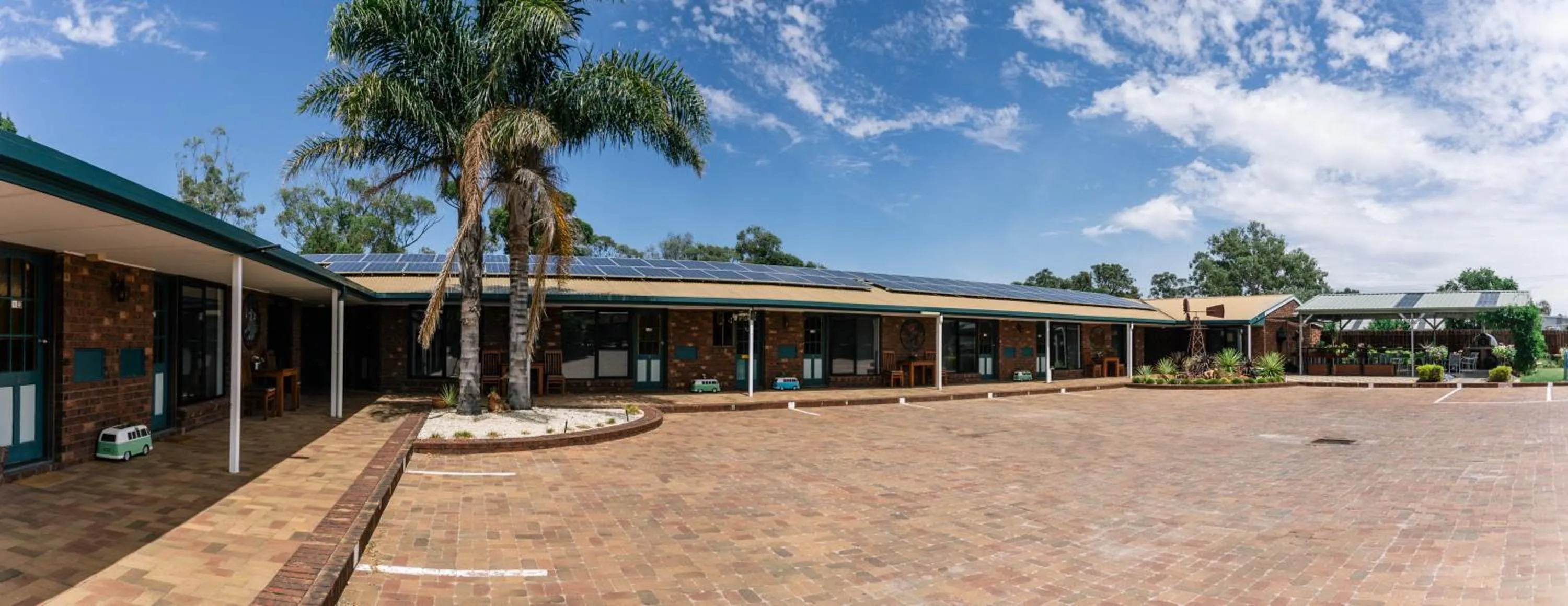 Inner courtyard view in Donald Motor Lodge