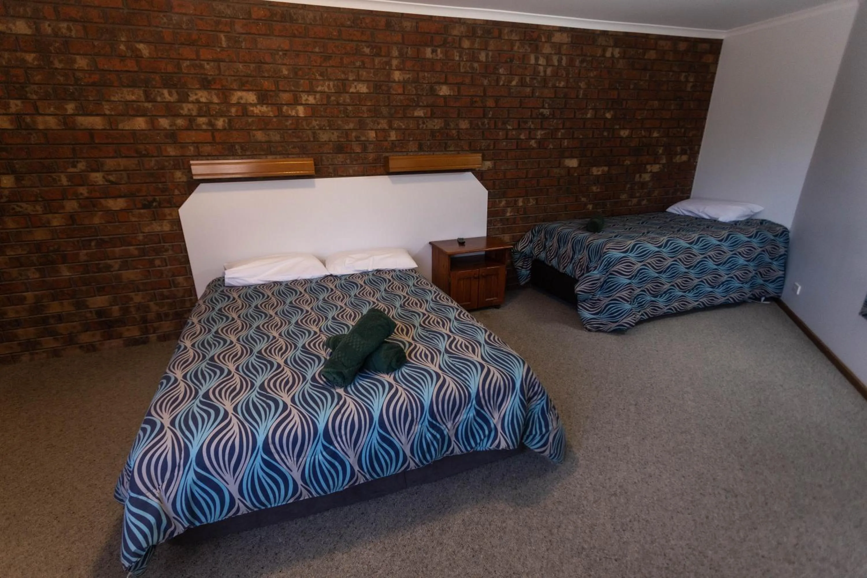 Bedroom, Bed in Donald Motor Lodge