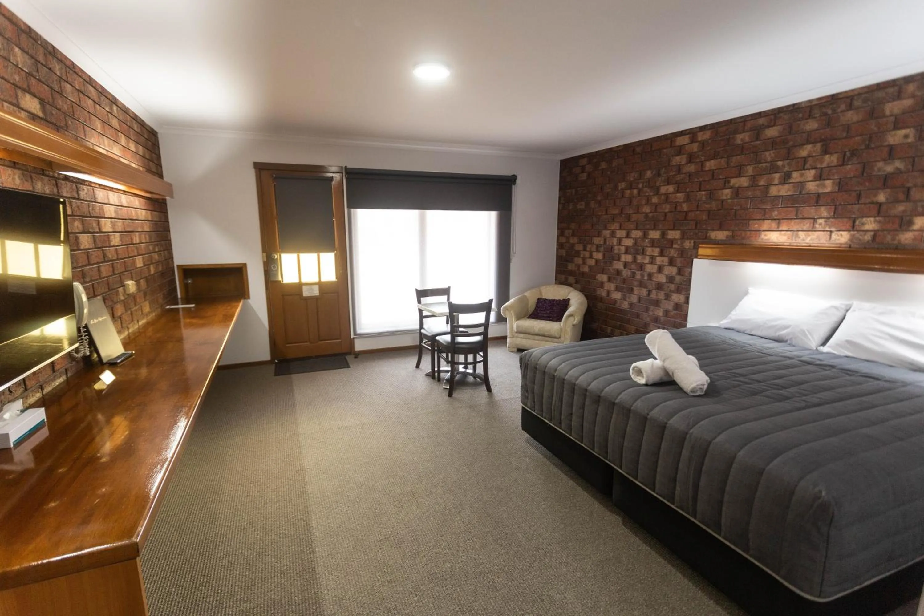 Photo of the whole room, Bed in Donald Motor Lodge