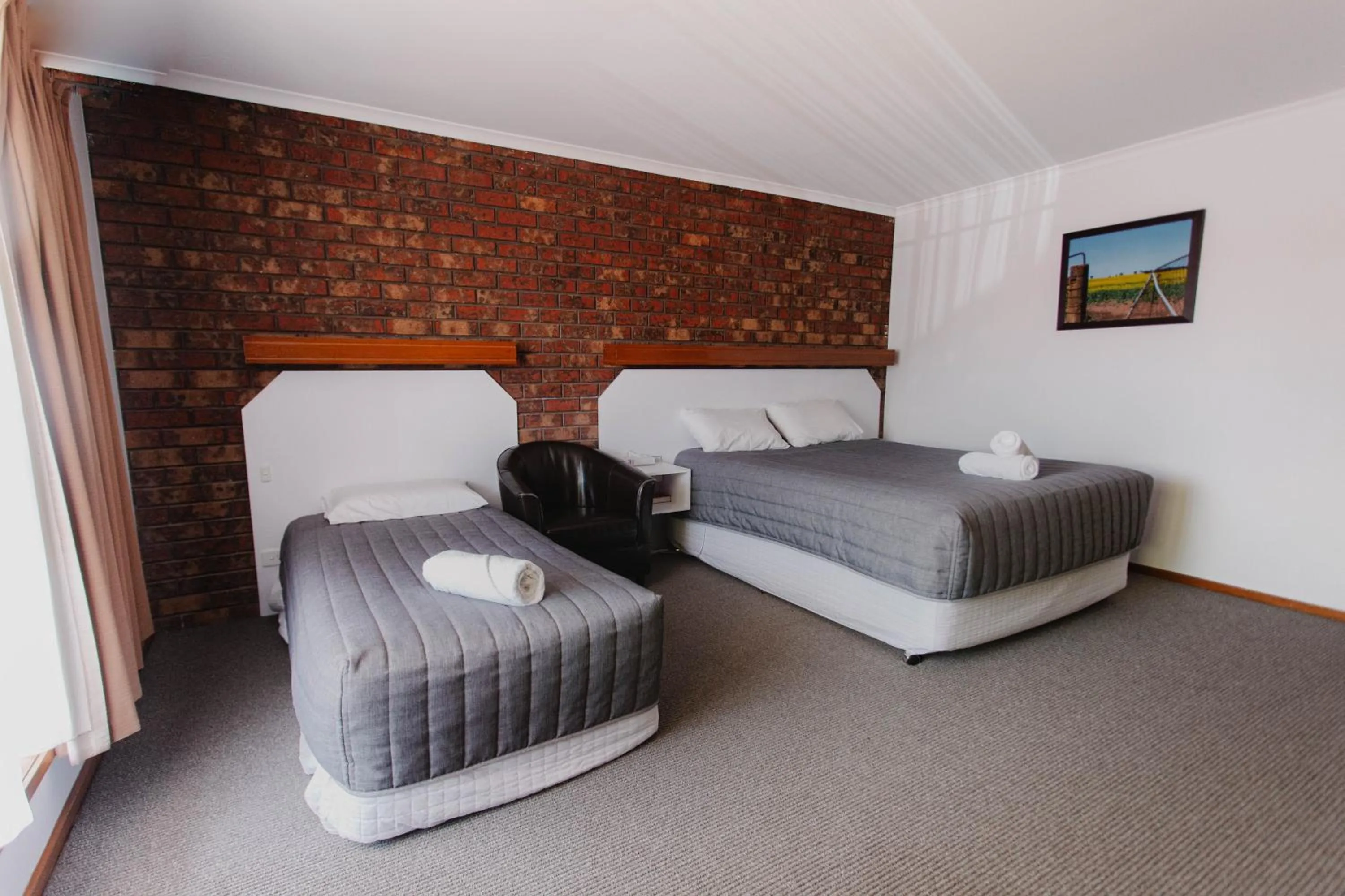 Bedroom, Bed in Donald Motor Lodge