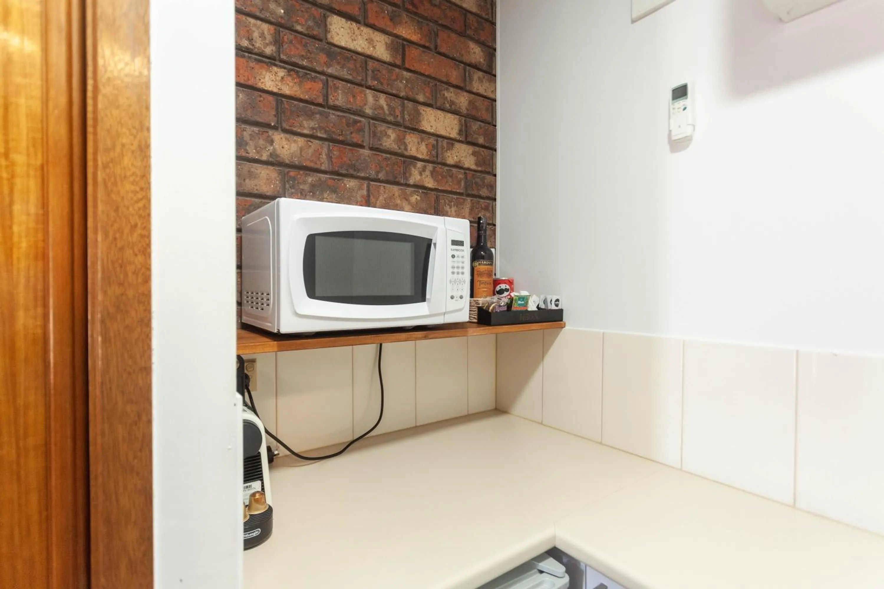 Kitchen or kitchenette in Donald Motor Lodge