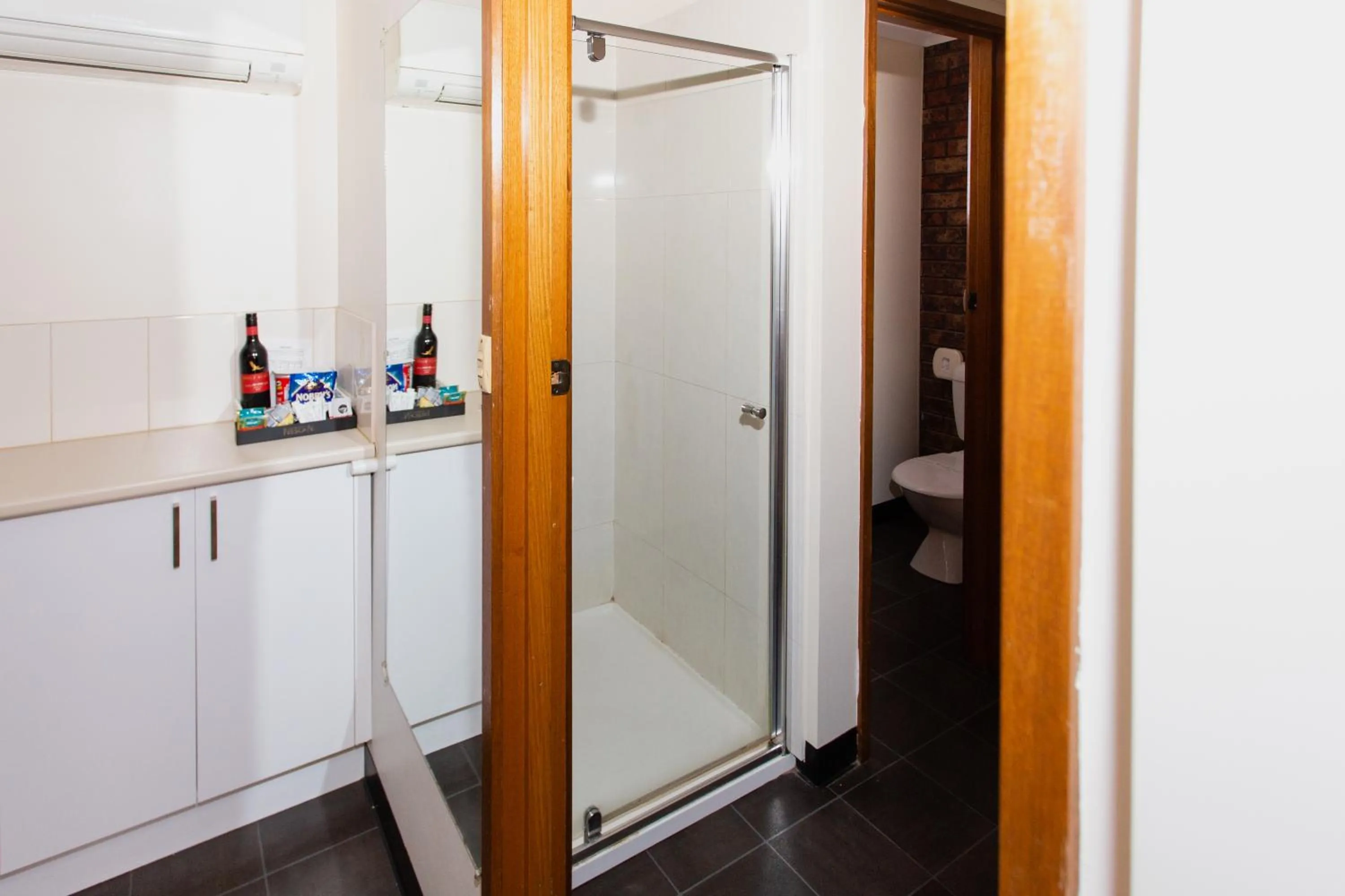 Bathroom in Donald Motor Lodge