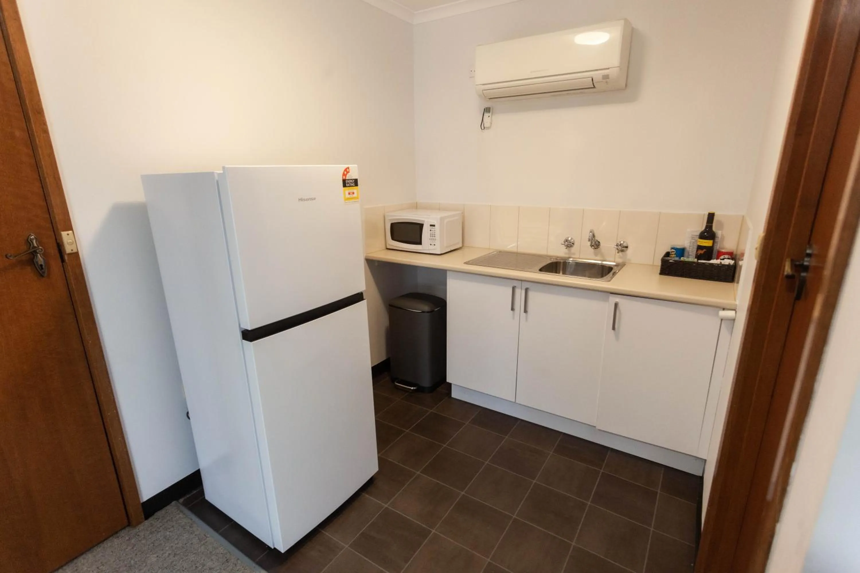 Kitchen or kitchenette in Donald Motor Lodge