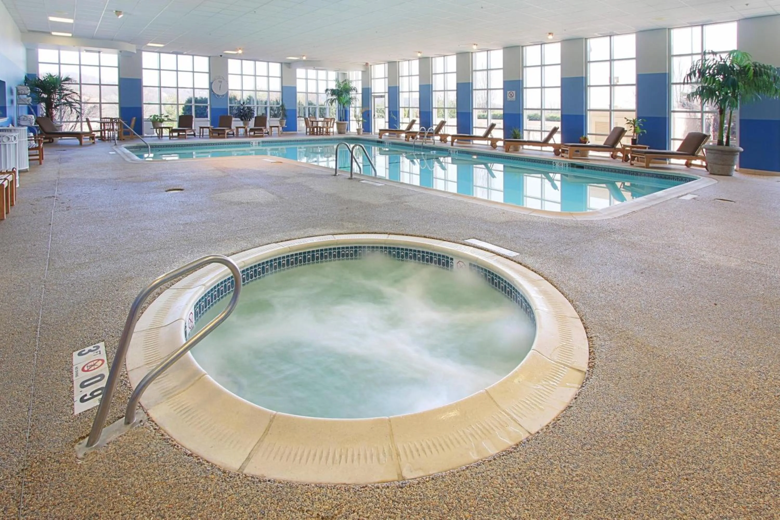 Swimming pool in Four Points by Sheraton York