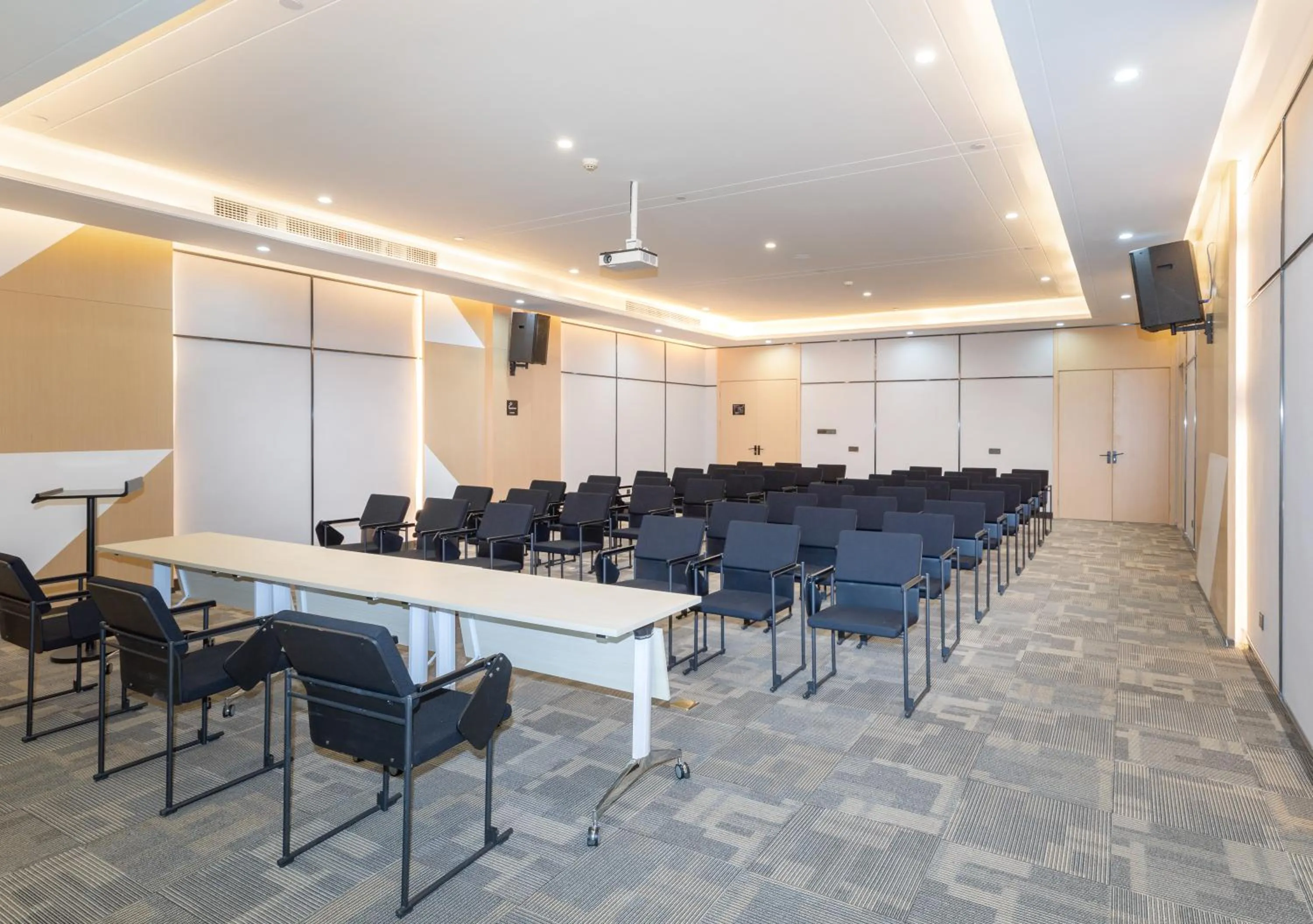 Atour Hotel (Wuhan Mulan Pishang Building)