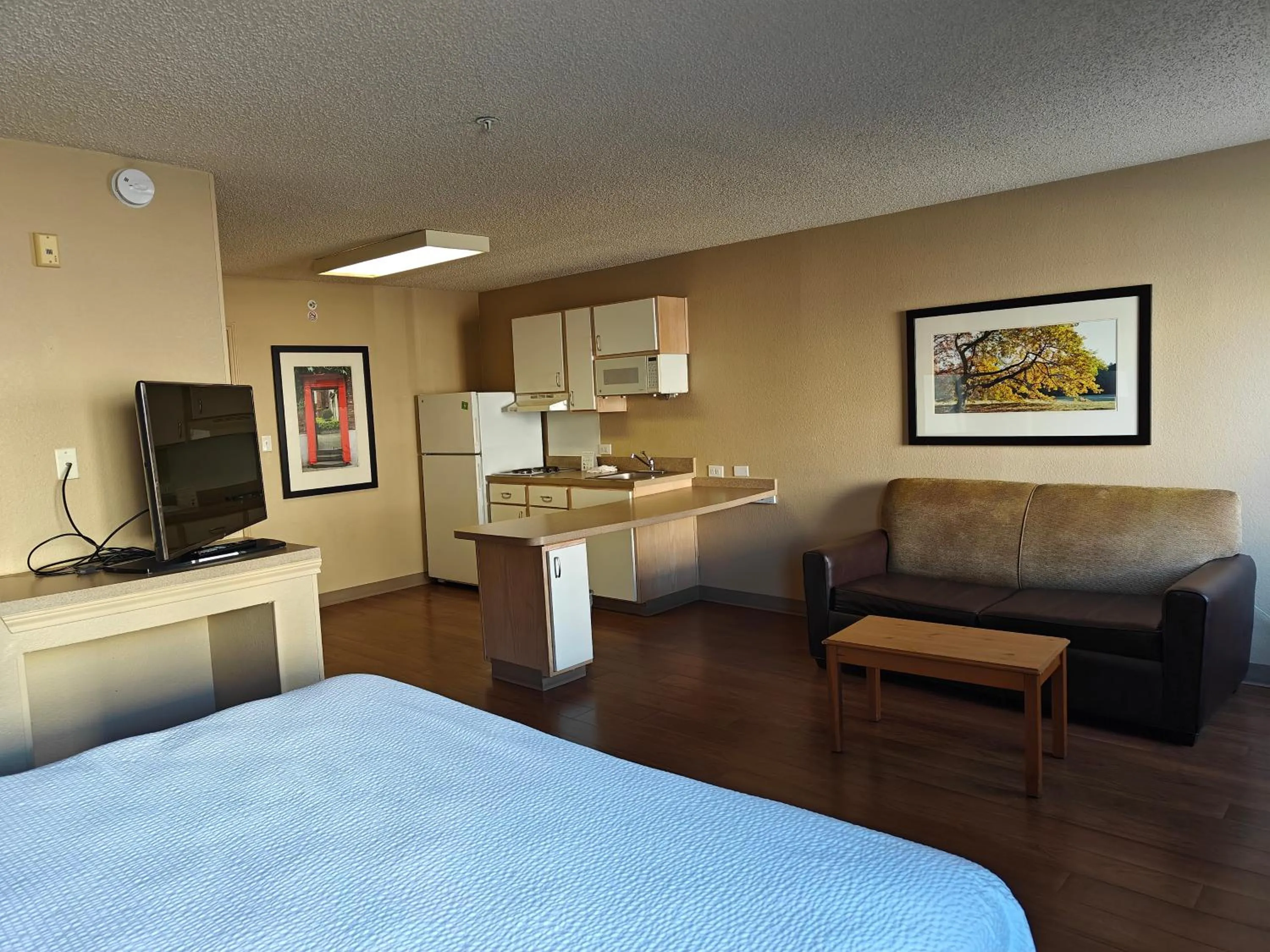 Living room, Bed in Hawthorn Extended Stay by Wyndham DFW Airport North