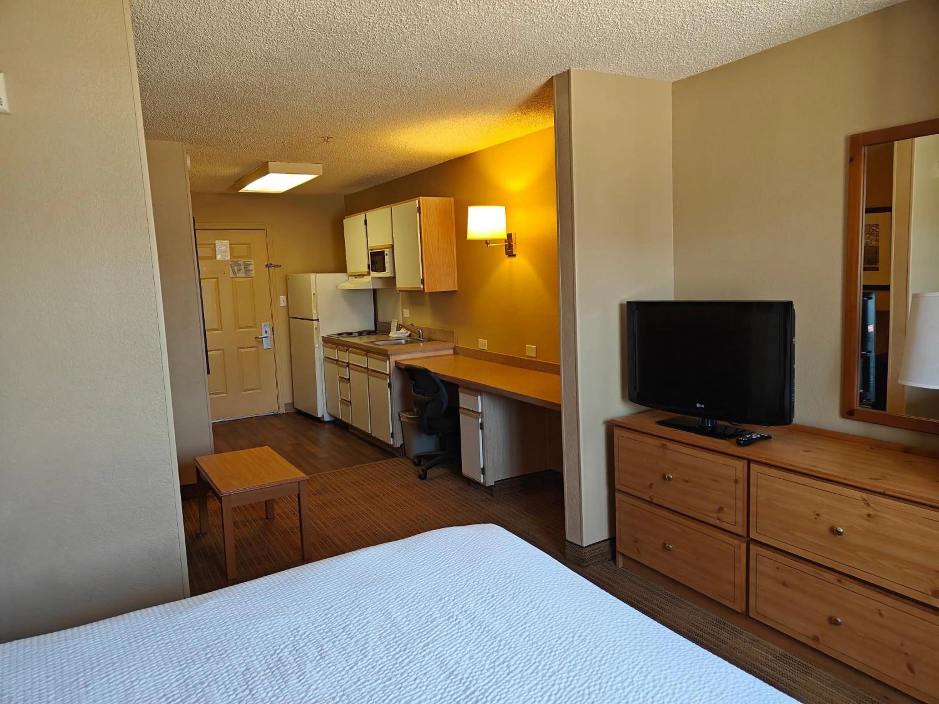 Kitchen or kitchenette, Bed in Hawthorn Extended Stay by Wyndham DFW Airport North