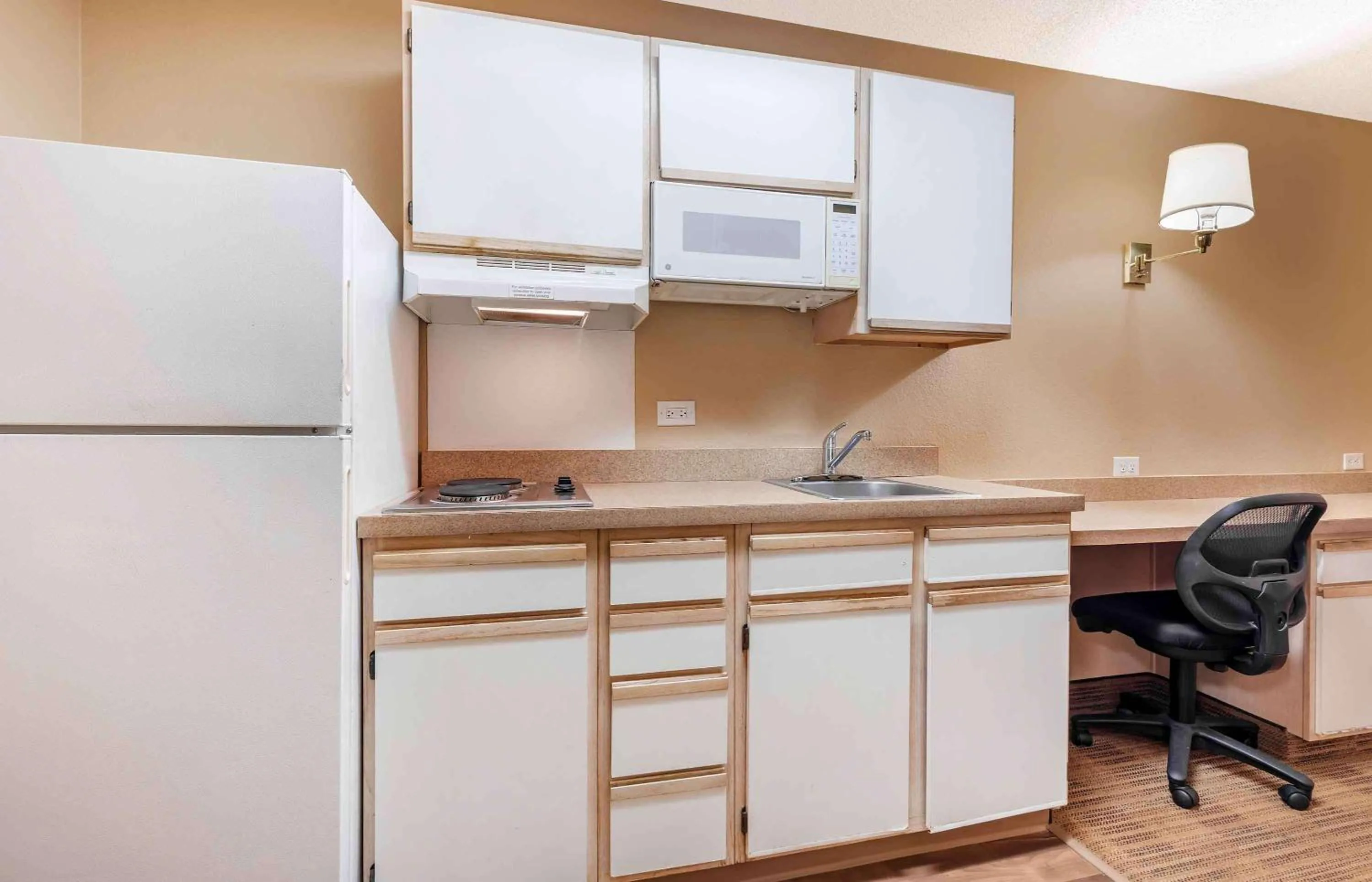 Kitchen or kitchenette in Hawthorn Extended Stay by Wyndham DFW Airport North