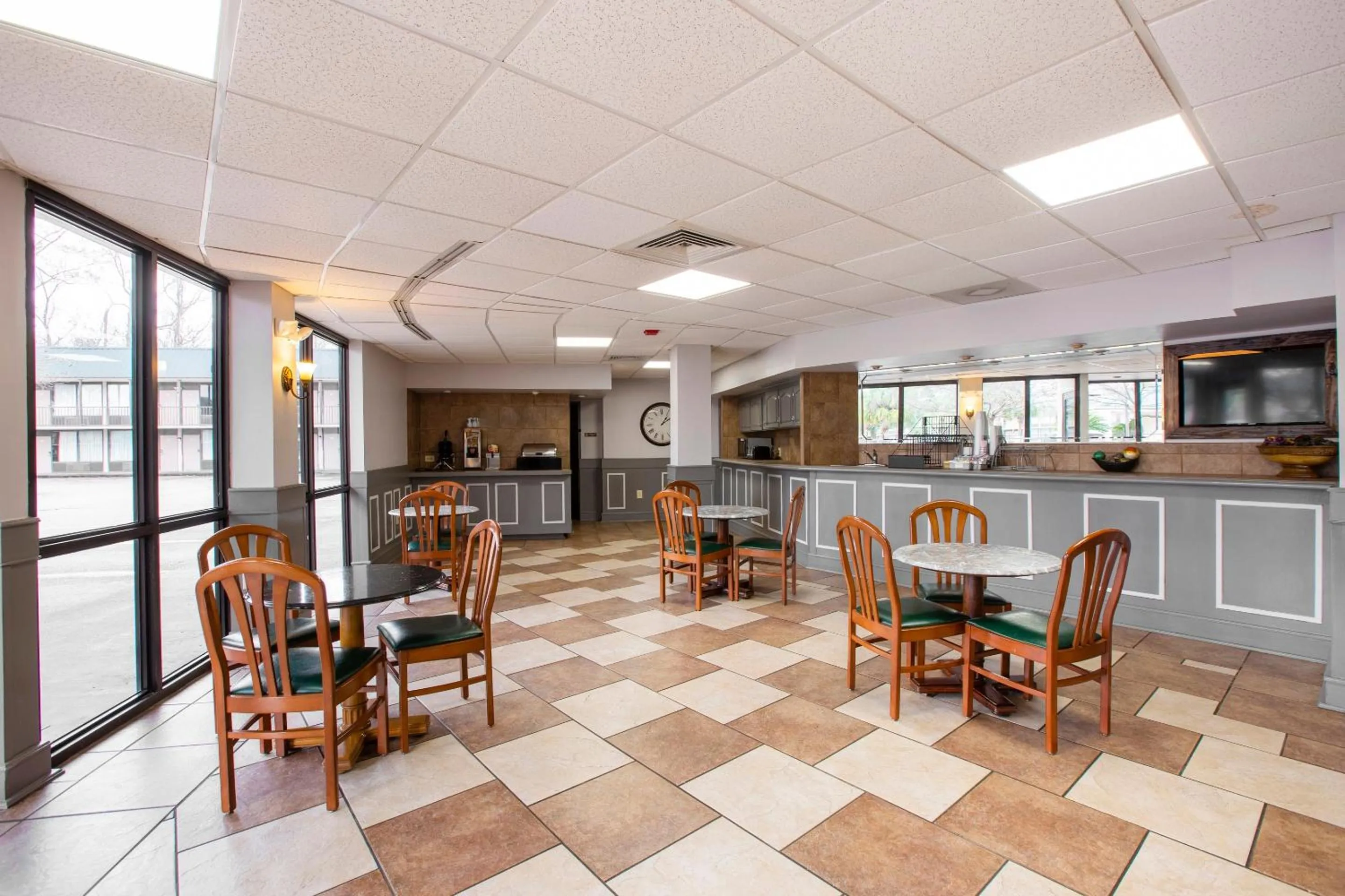 Dining area in Port Allen Inn