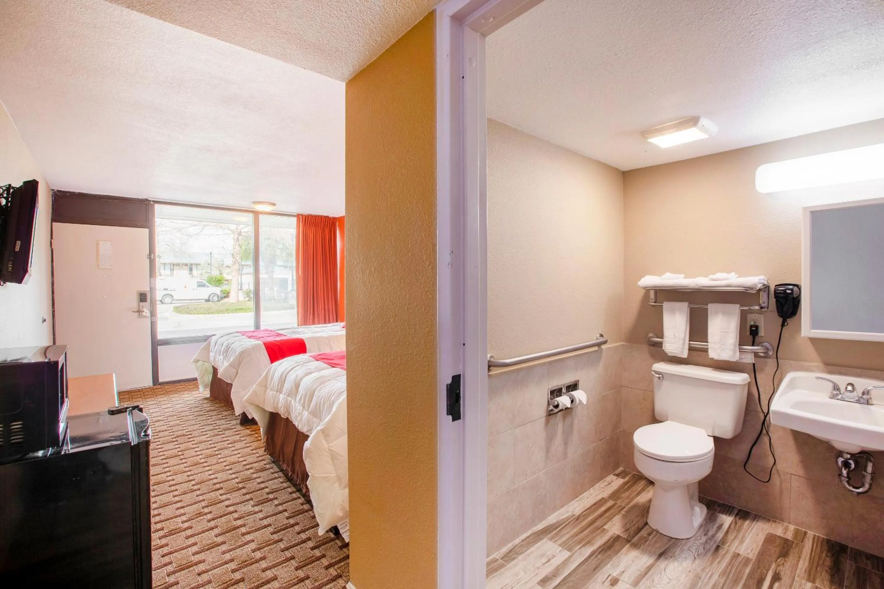 Bathroom, Bed in Port Allen Inn